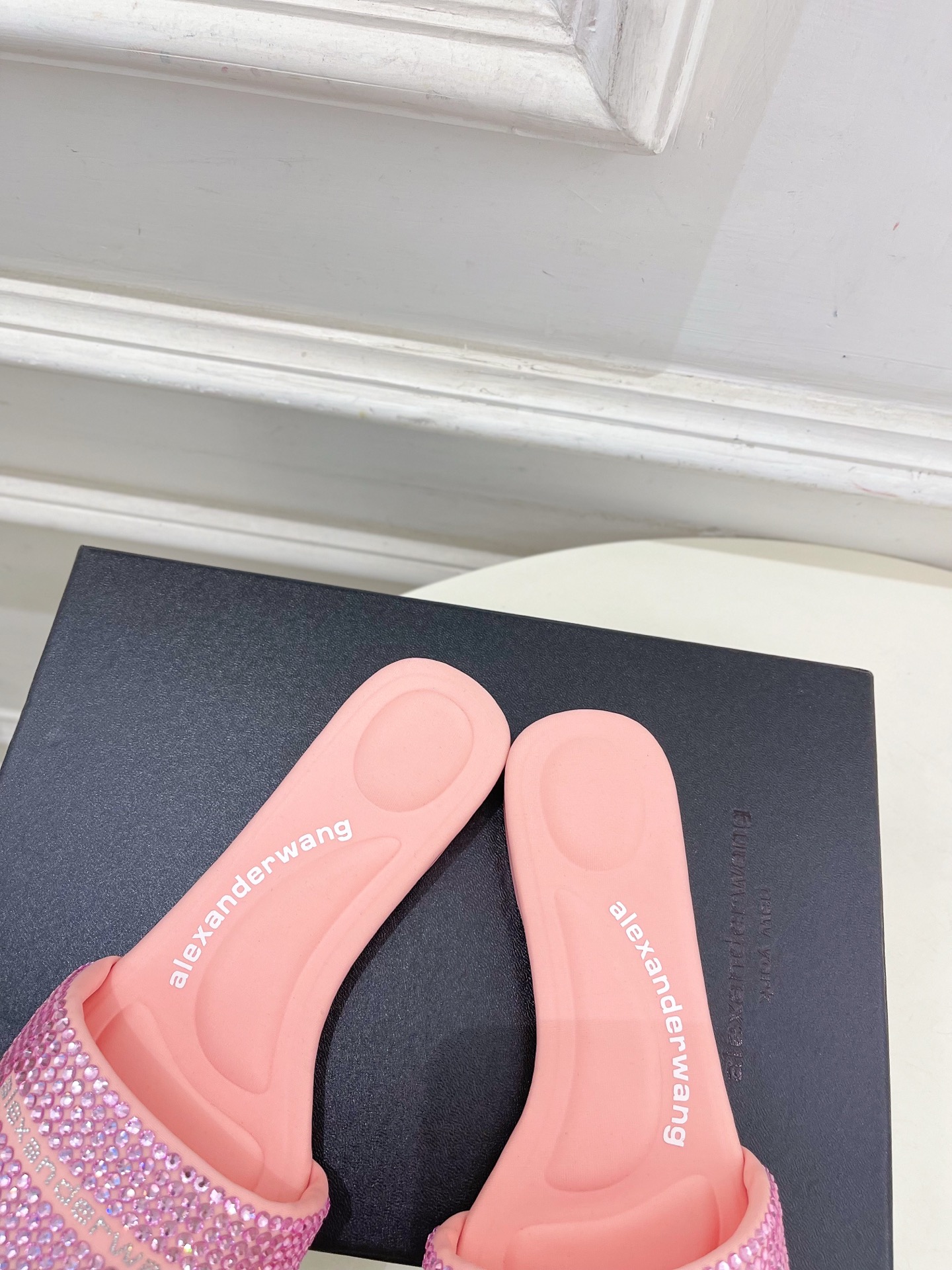 Alexander wang 亚力山•大王

2025春夏新品  方头vy缎面水晶烫钻凉拖鞋
—————