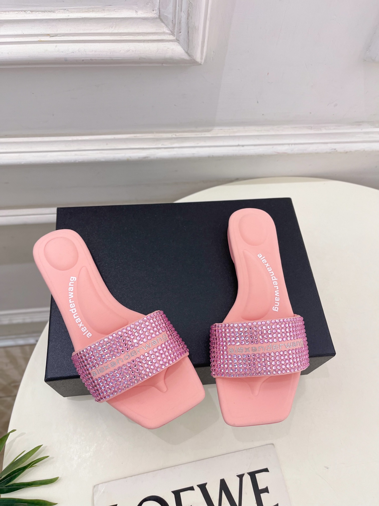Alexander wang 亚力山•大王

2025春夏新品  方头vy缎面水晶烫钻凉拖鞋
—————