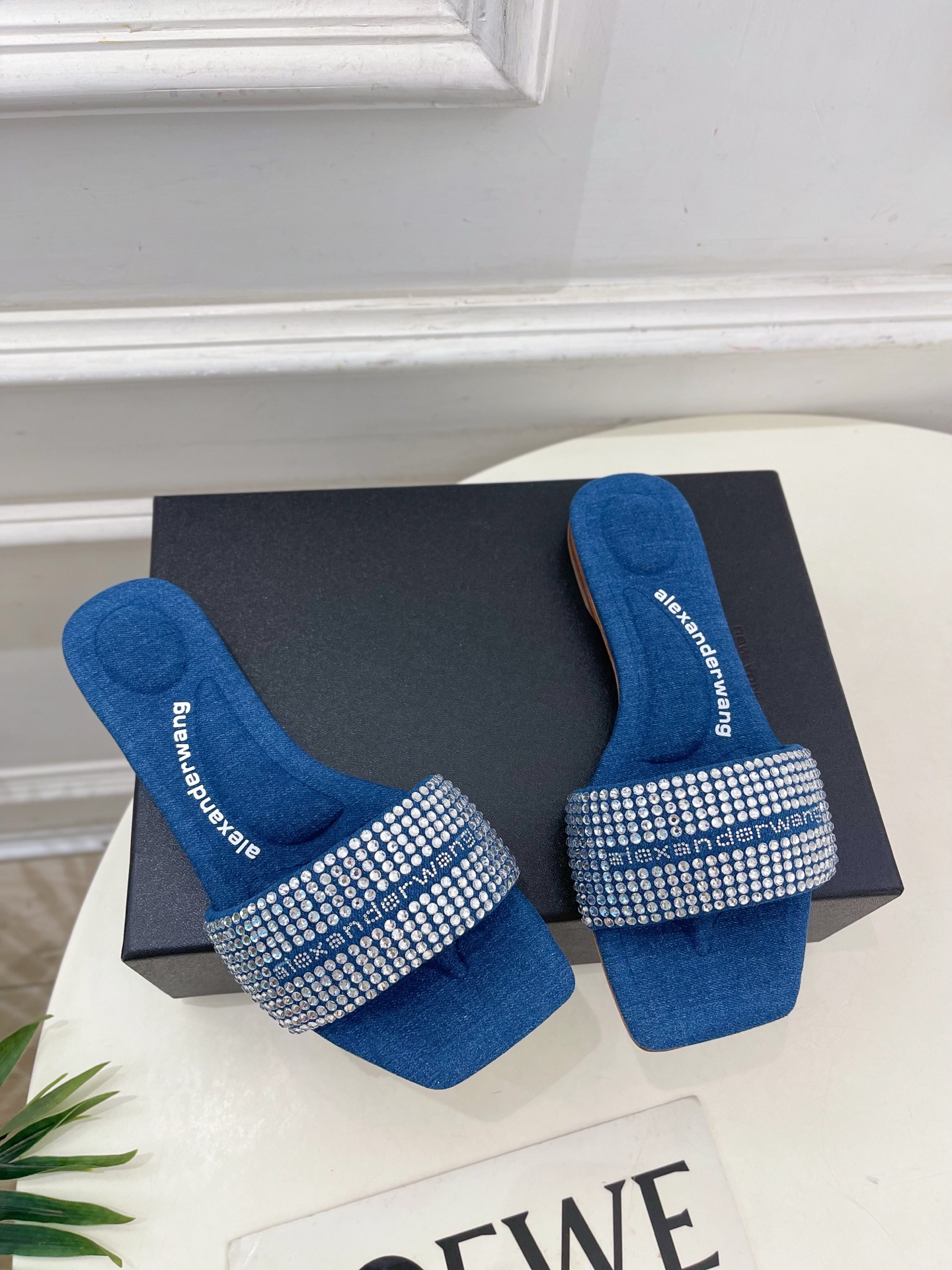 Alexander wang 亚力山•大王

2025春夏新品  方头vy缎面水晶烫钻凉拖鞋
—————