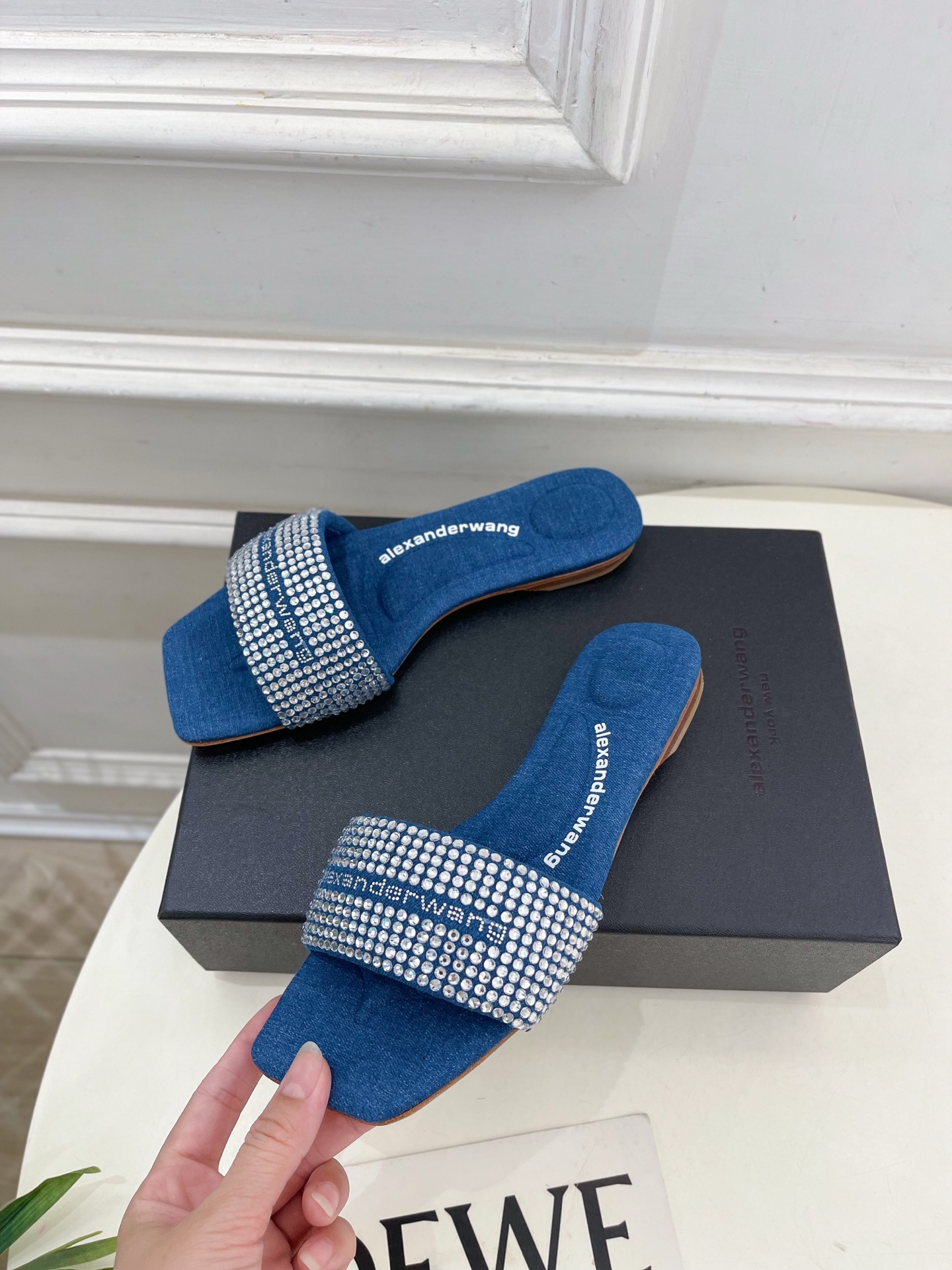 Alexander wang 亚力山•大王

2025春夏新品  方头vy缎面水晶烫钻凉拖鞋
—————