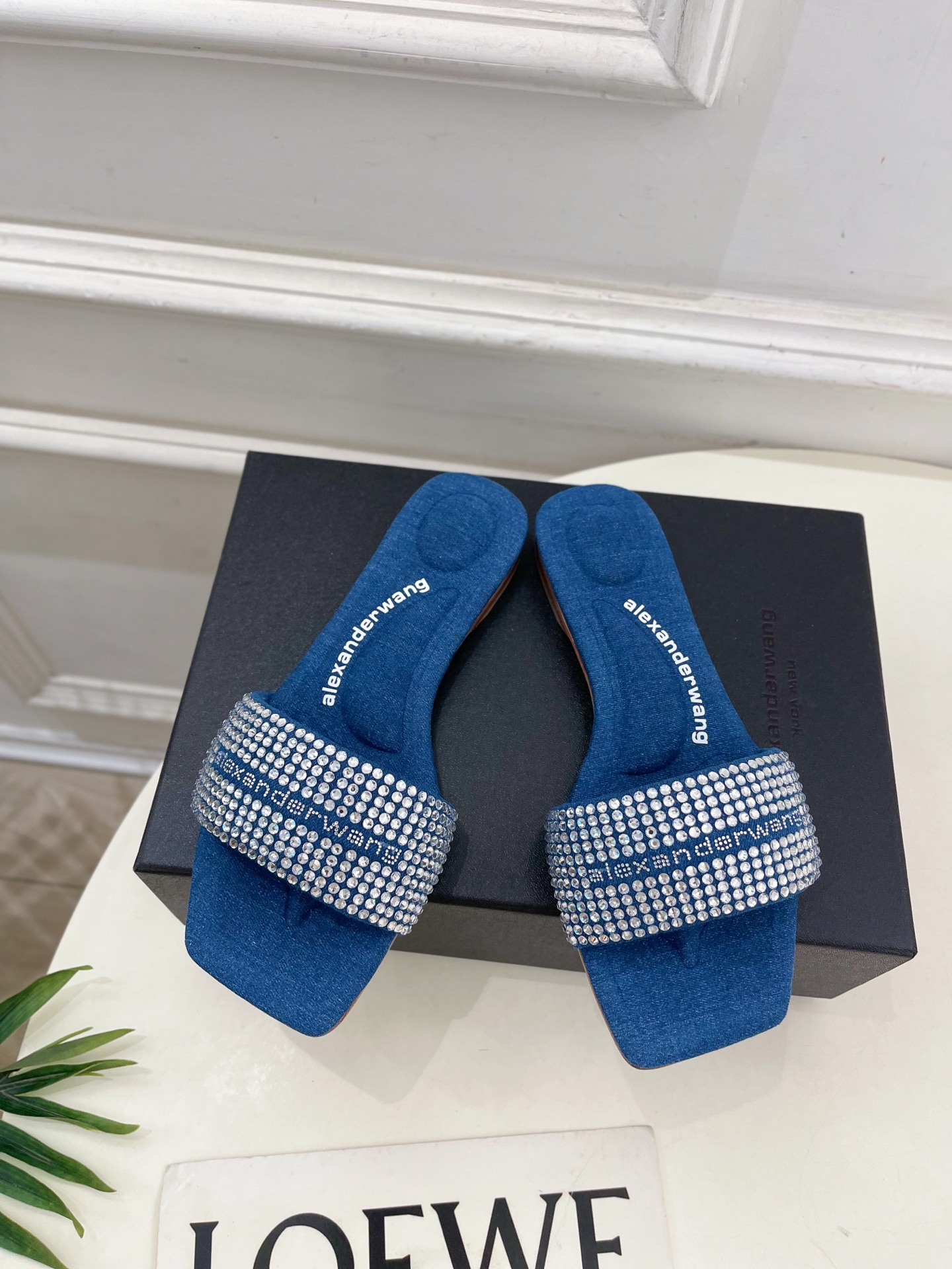 Alexander wang 亚力山•大王

2025春夏新品  方头vy缎面水晶烫钻凉拖鞋
—————
