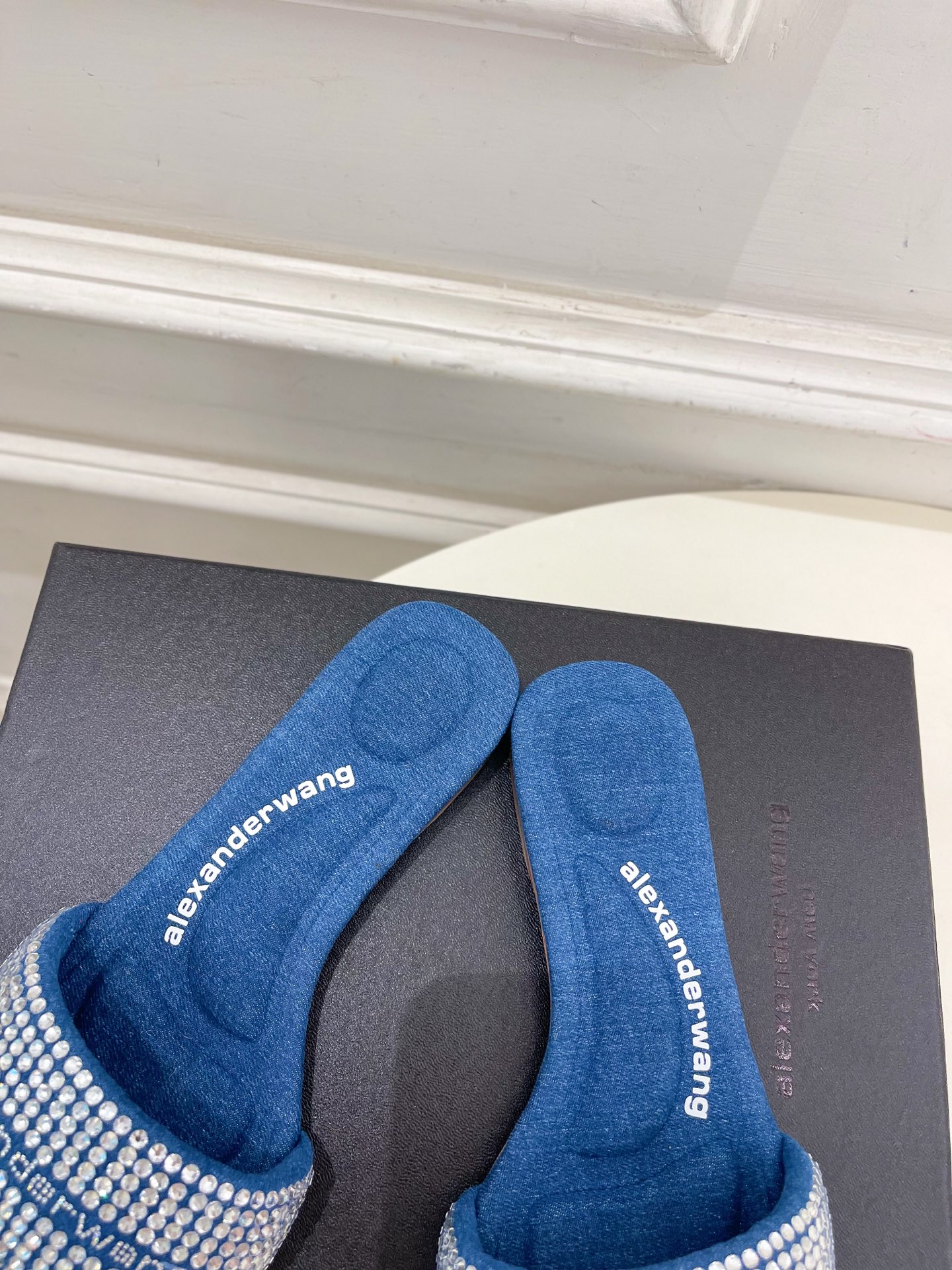 Alexander wang 亚力山•大王

2025春夏新品  方头vy缎面水晶烫钻凉拖鞋
—————