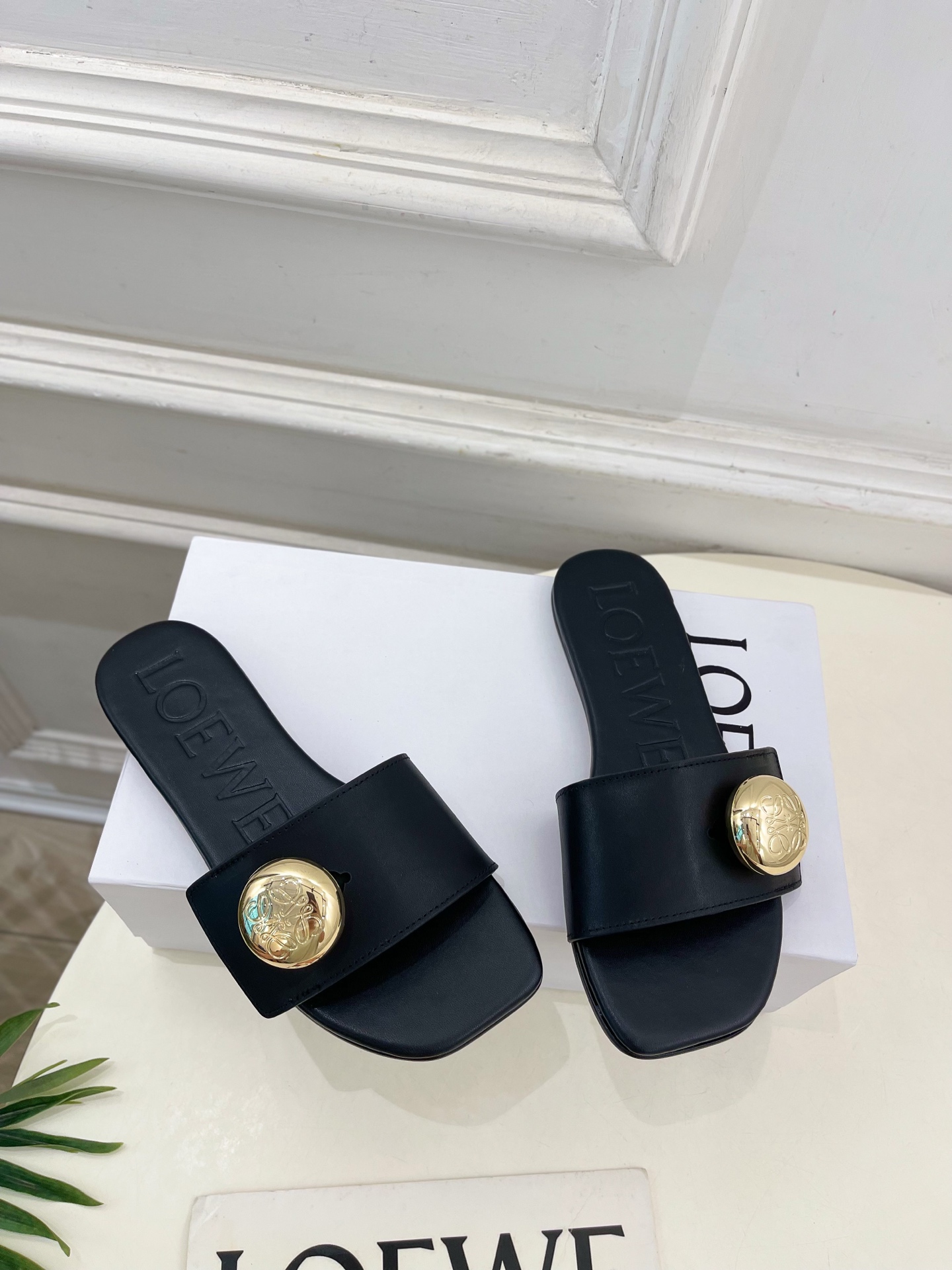 LOEWE 罗意威 2025春夏新品  Petal Anagram法式复古风平底拖鞋
—————————