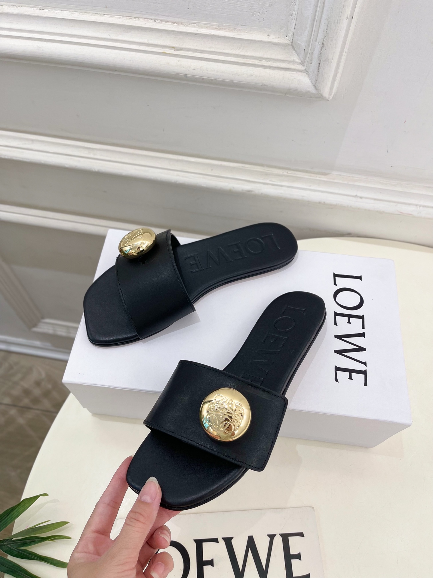 LOEWE 罗意威 2025春夏新品  Petal Anagram法式复古风平底拖鞋
—————————