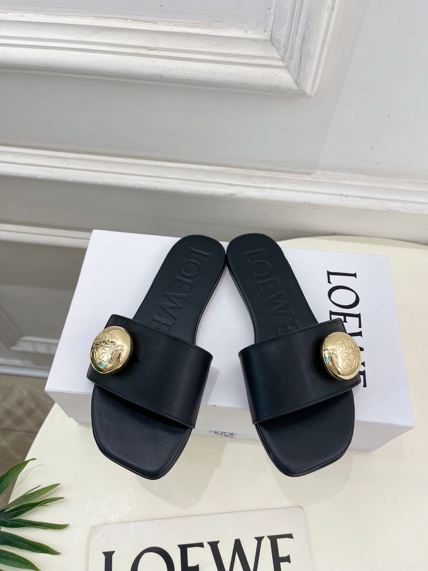 LOEWE 罗意威 2025春夏新品  Petal Anagram法式复古风平底拖鞋
—————————