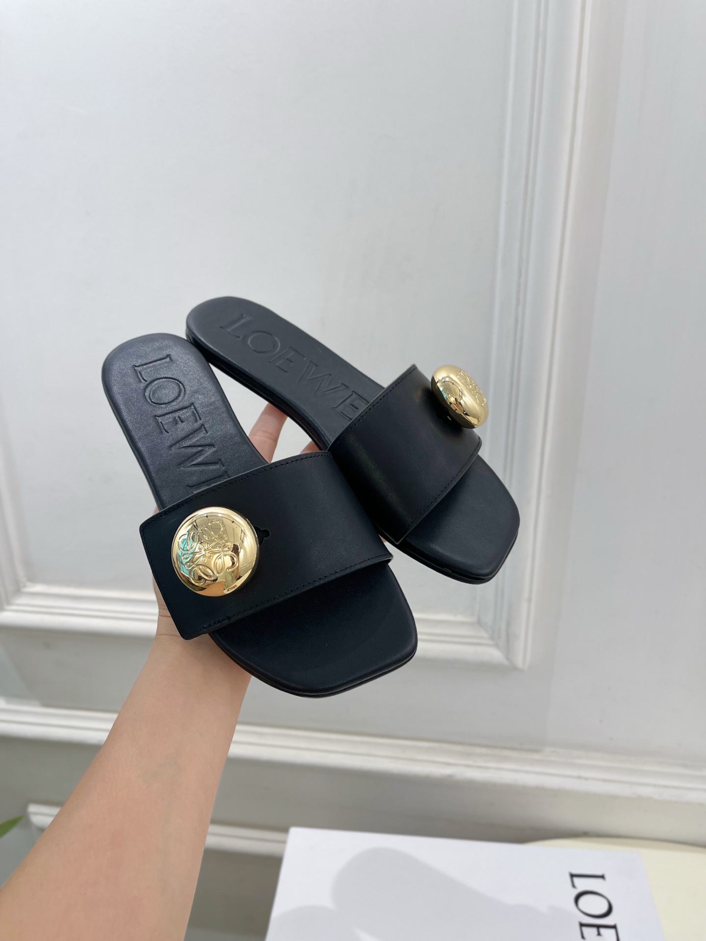 LOEWE 罗意威 2025春夏新品  Petal Anagram法式复古风平底拖鞋
—————————