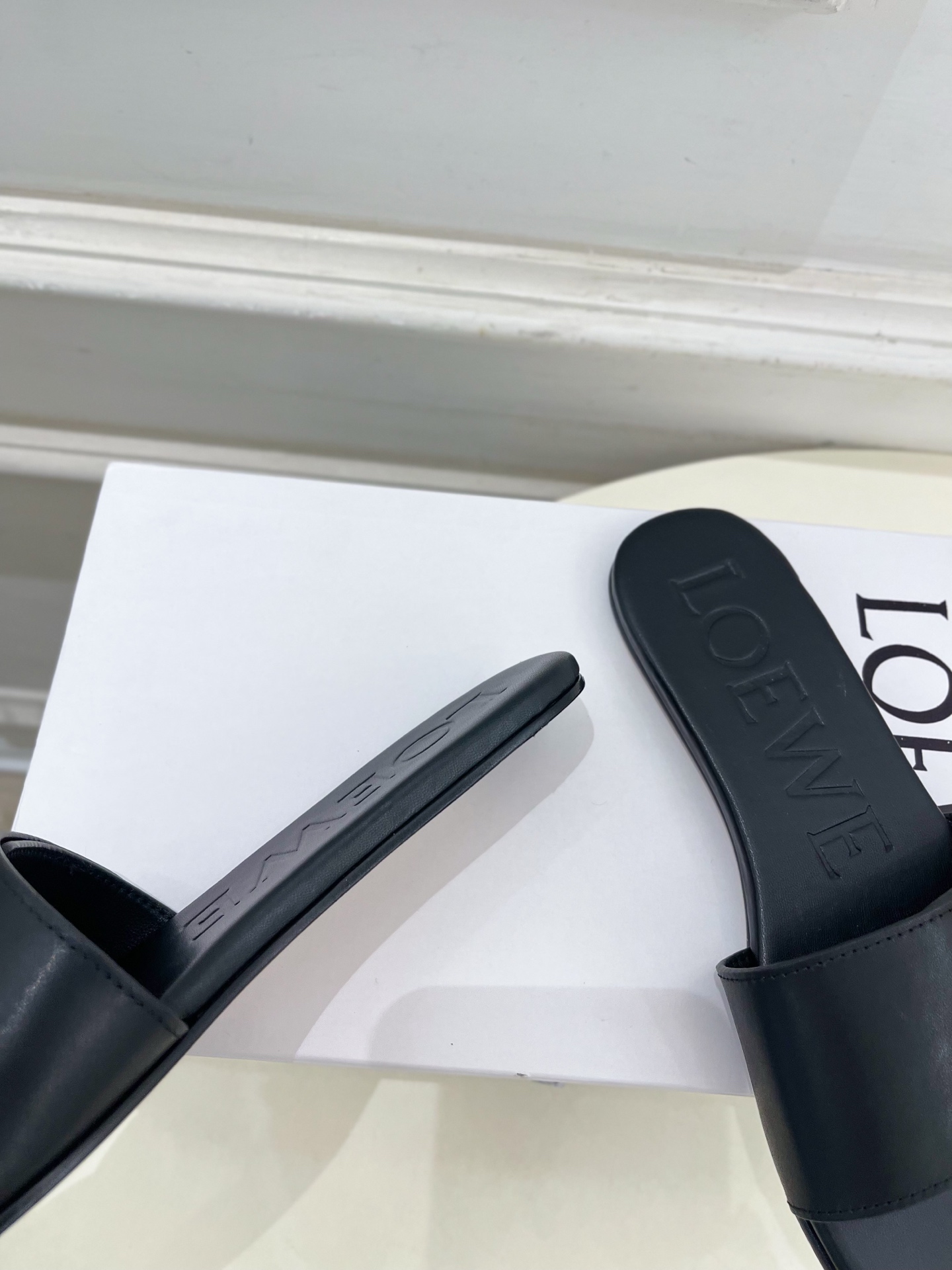 LOEWE 罗意威 2025春夏新品  Petal Anagram法式复古风平底拖鞋
—————————