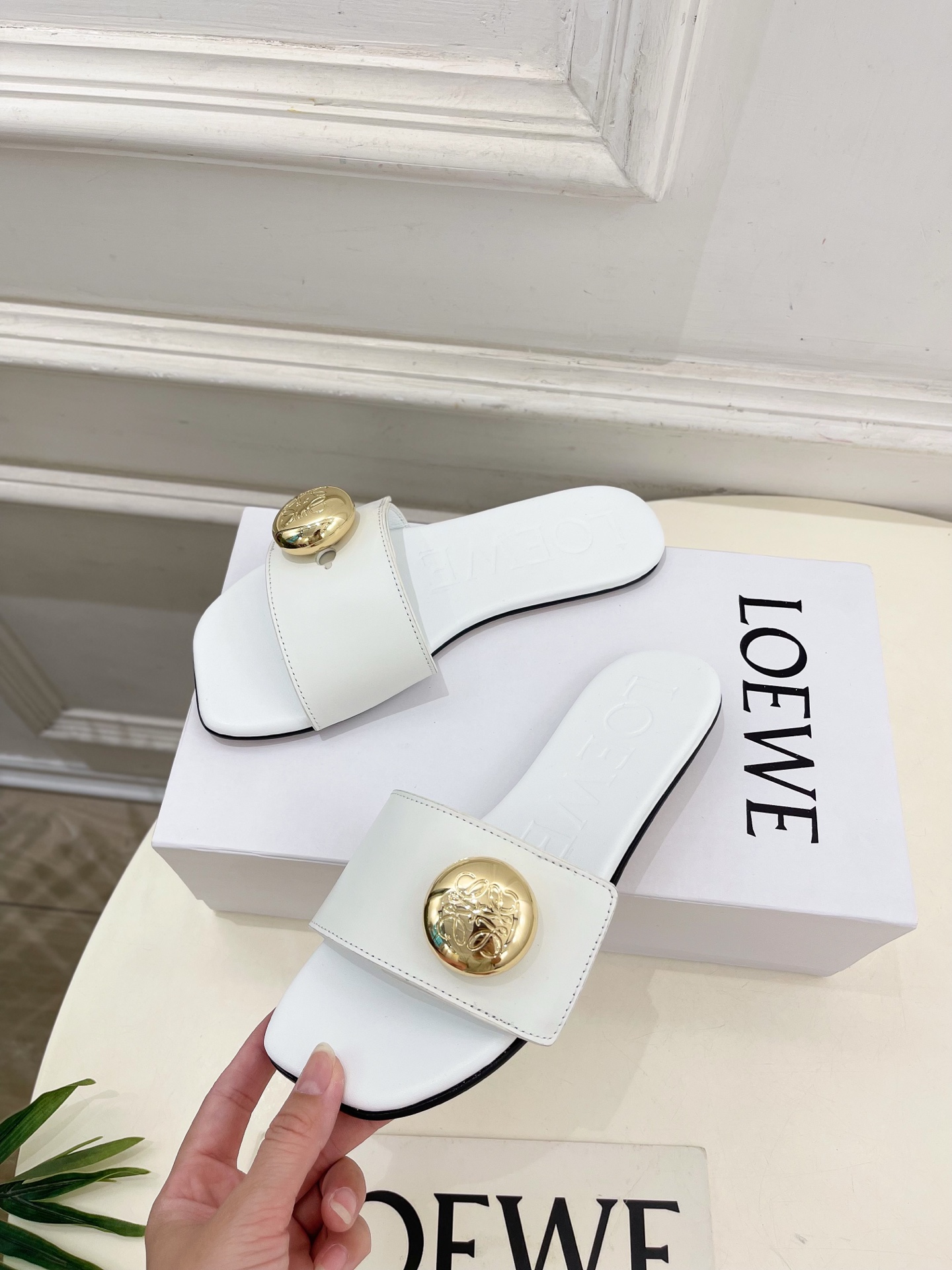 LOEWE 罗意威 2025春夏新品  Petal Anagram法式复古风平底拖鞋
—————————