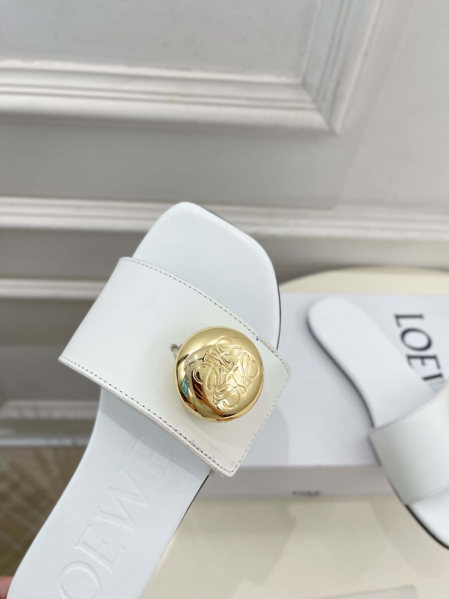 LOEWE 罗意威 2025春夏新品  Petal Anagram法式复古风平底拖鞋
—————————