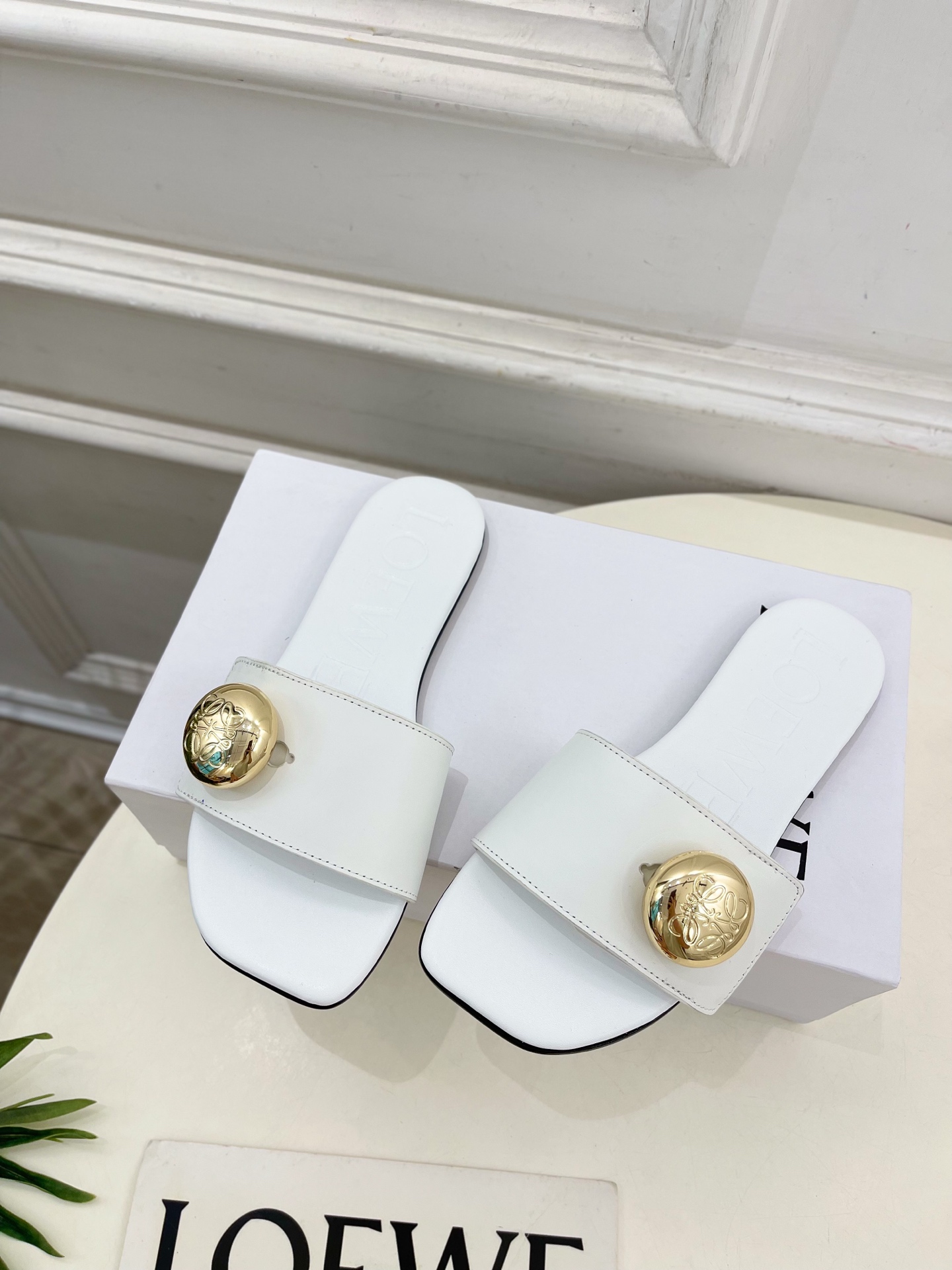 LOEWE 罗意威 2025春夏新品  Petal Anagram法式复古风平底拖鞋
—————————