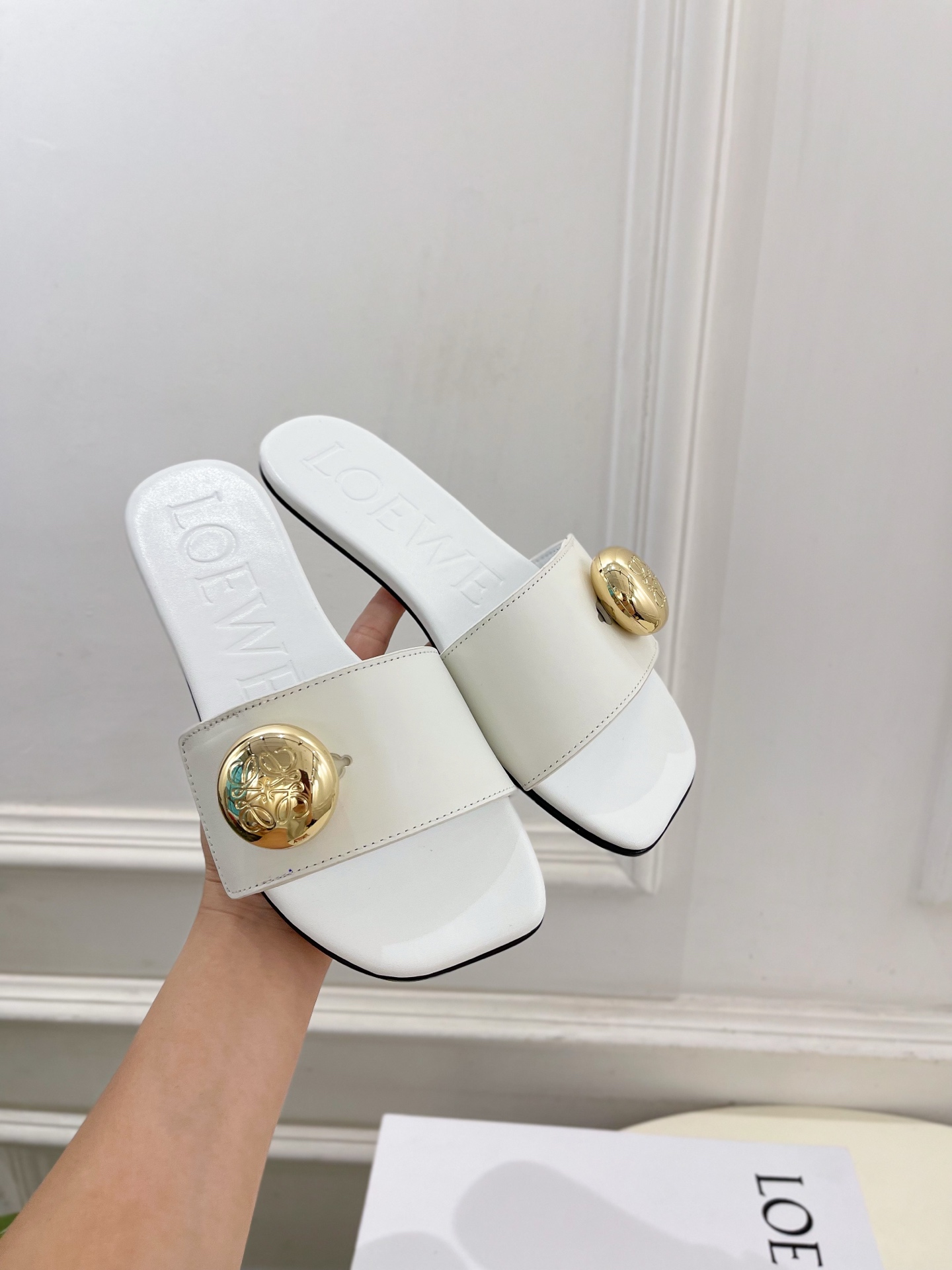 LOEWE 罗意威 2025春夏新品  Petal Anagram法式复古风平底拖鞋
—————————