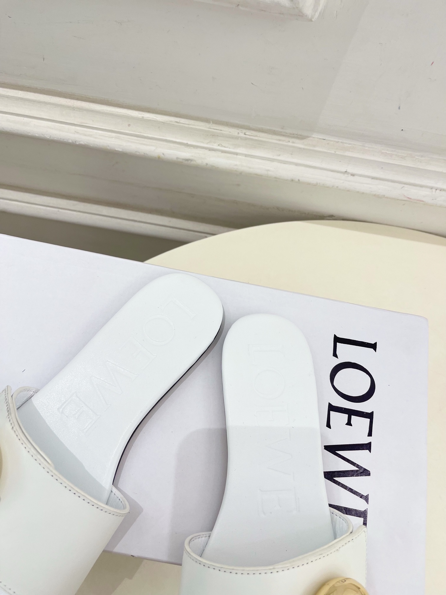LOEWE 罗意威 2025春夏新品  Petal Anagram法式复古风平底拖鞋
—————————