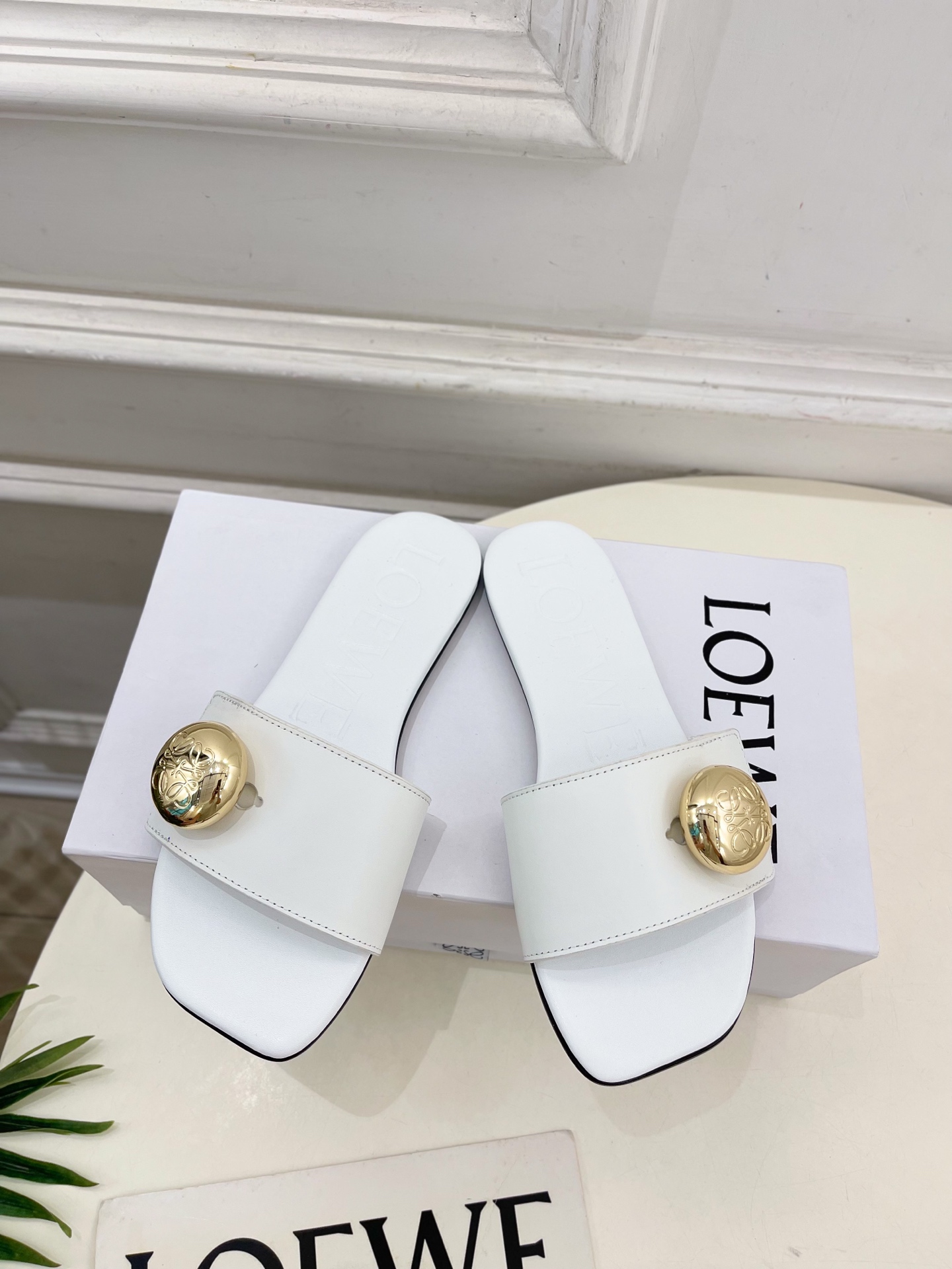 LOEWE 罗意威 2025春夏新品  Petal Anagram法式复古风平底拖鞋
—————————