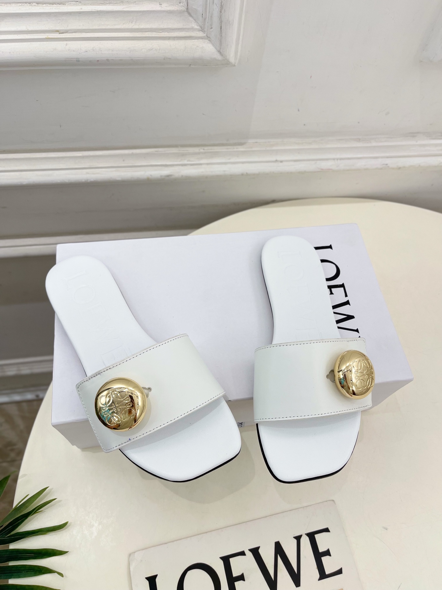 LOEWE 罗意威 2025春夏新品  Petal Anagram法式复古风平底拖鞋
—————————