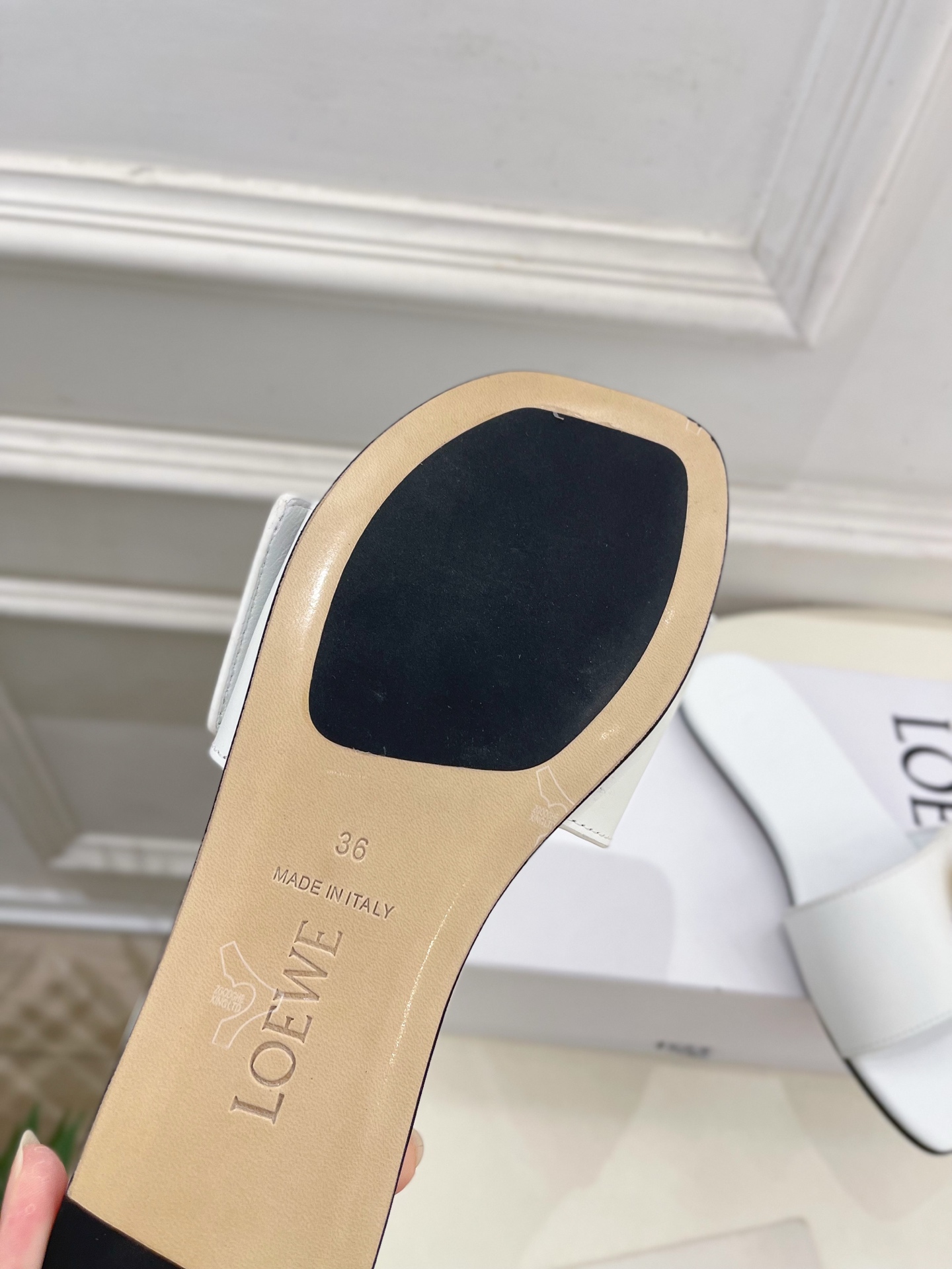 LOEWE 罗意威 2025春夏新品  Petal Anagram法式复古风平底拖鞋
—————————