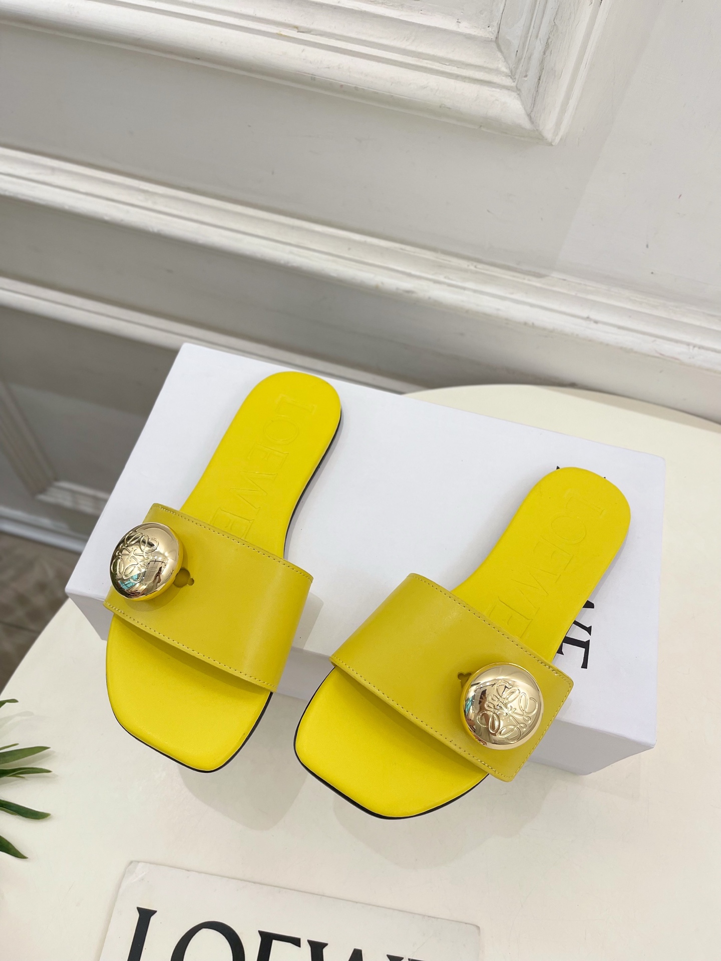 LOEWE 罗意威 2025春夏新品  Petal Anagram法式复古风平底拖鞋
—————————