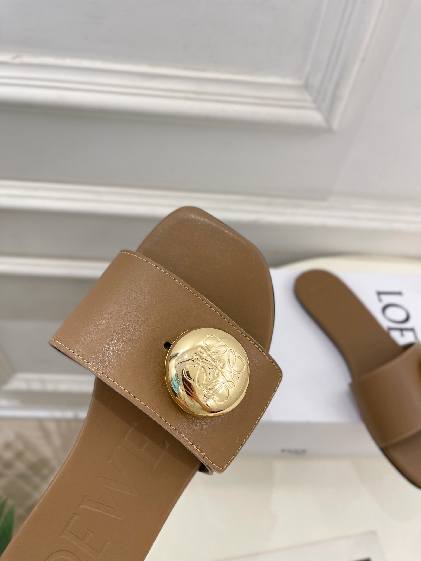 LOEWE 罗意威 2025春夏新品  Petal Anagram法式复古风平底拖鞋
—————————