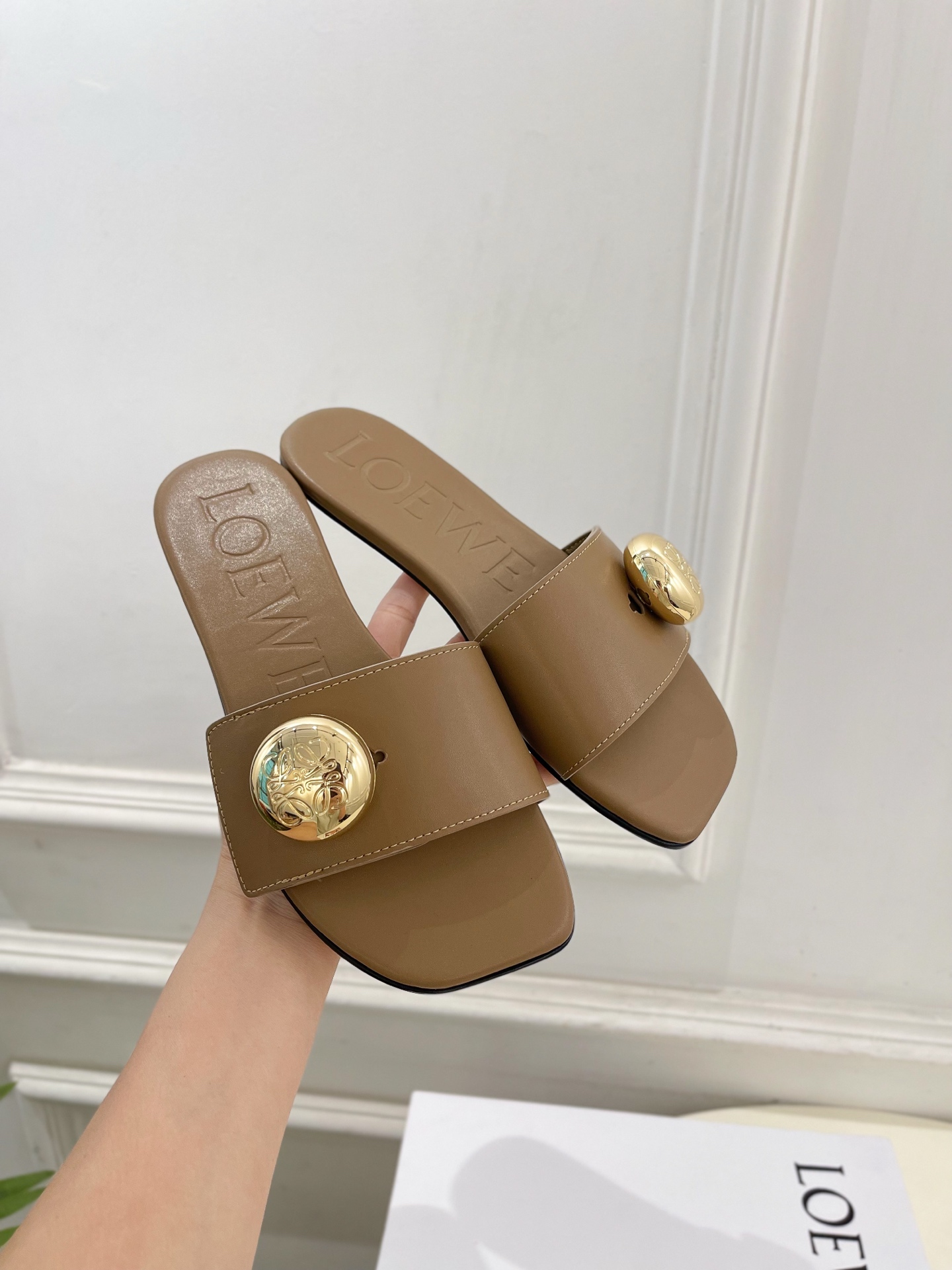 LOEWE 罗意威 2025春夏新品  Petal Anagram法式复古风平底拖鞋
—————————