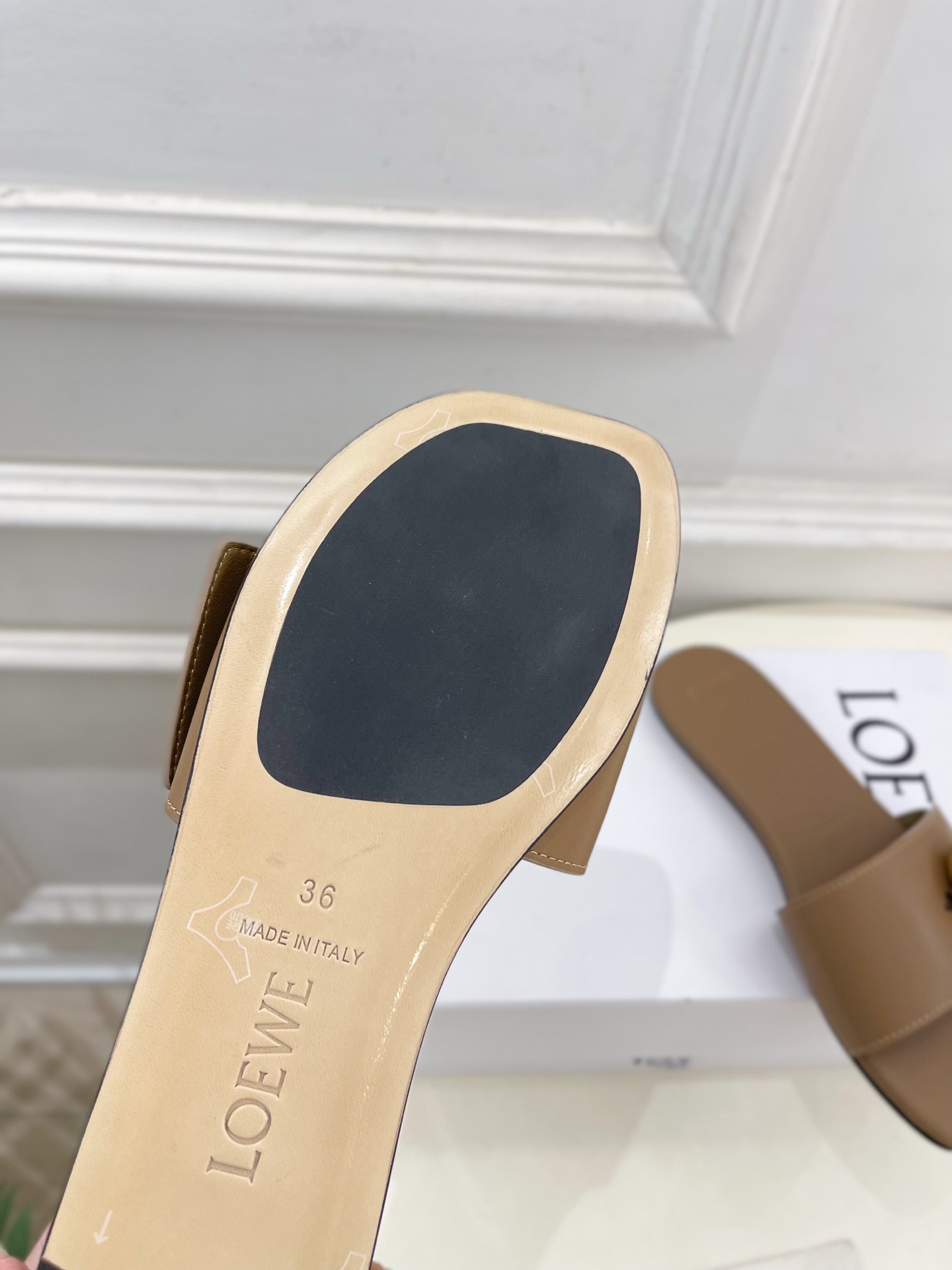 LOEWE 罗意威 2025春夏新品  Petal Anagram法式复古风平底拖鞋
—————————