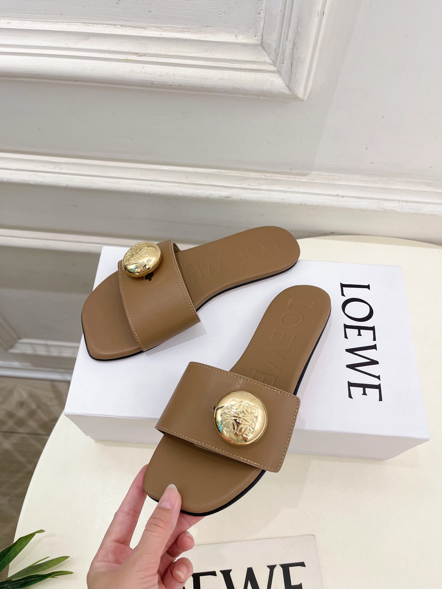 LOEWE 罗意威 2025春夏新品  Petal Anagram法式复古风平底拖鞋
—————————