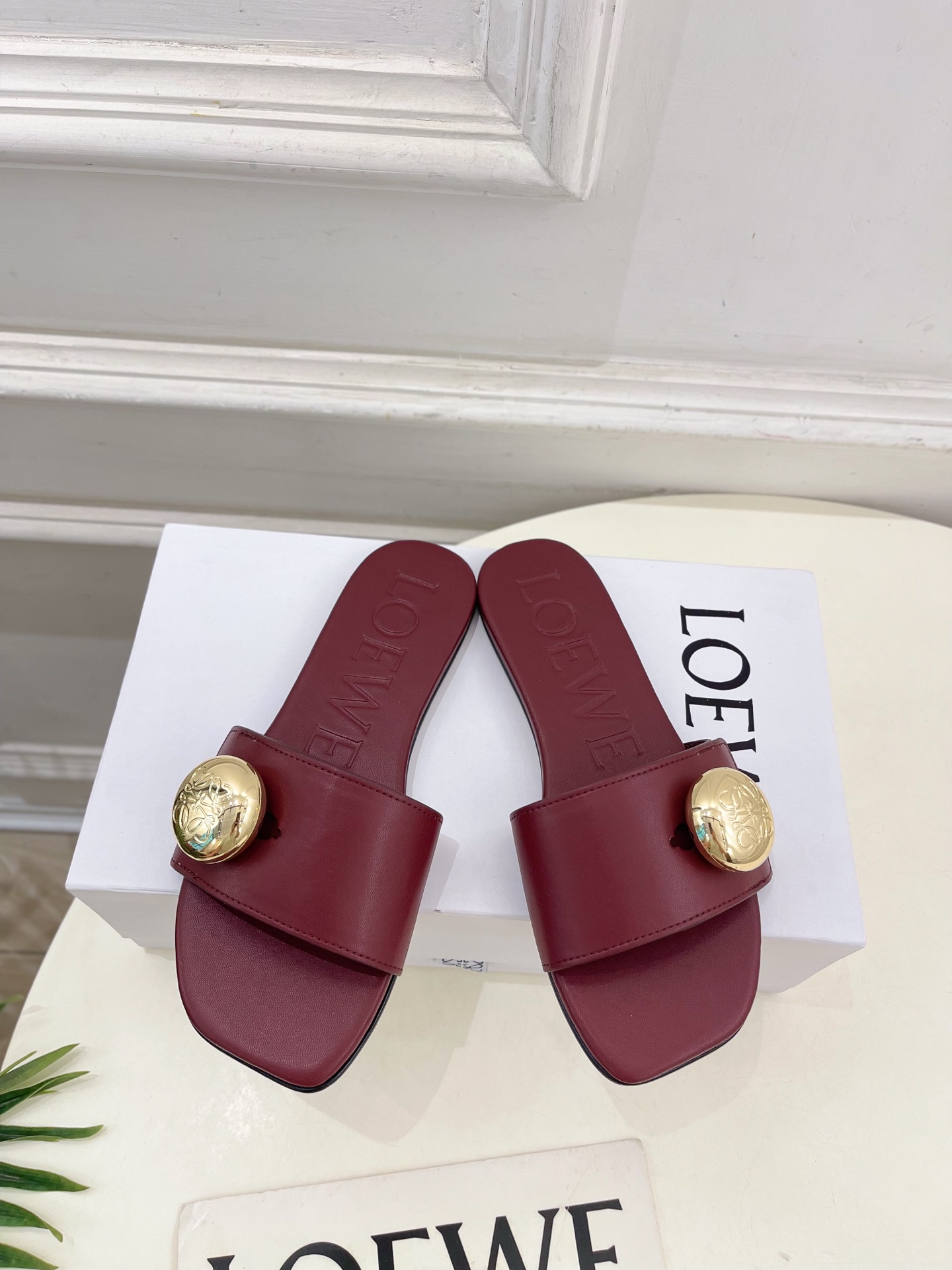 LOEWE 罗意威 2025春夏新品  Petal Anagram法式复古风平底拖鞋
—————————