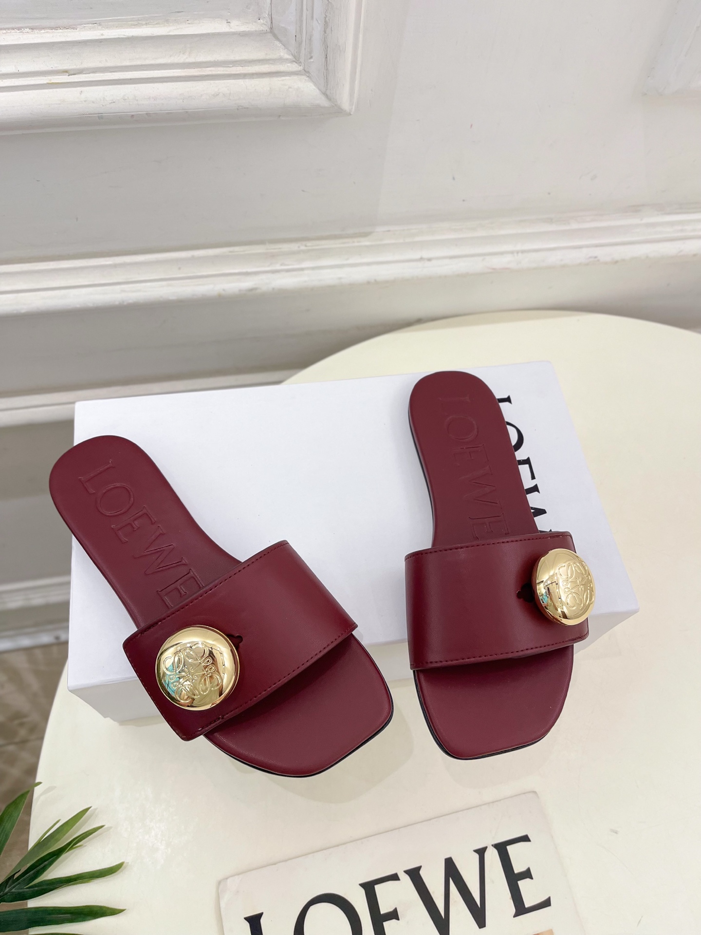 LOEWE 罗意威 2025春夏新品  Petal Anagram法式复古风平底拖鞋
—————————