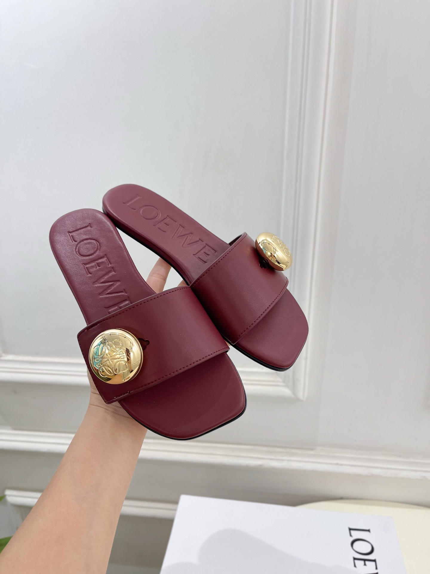 LOEWE 罗意威 2025春夏新品  Petal Anagram法式复古风平底拖鞋
—————————