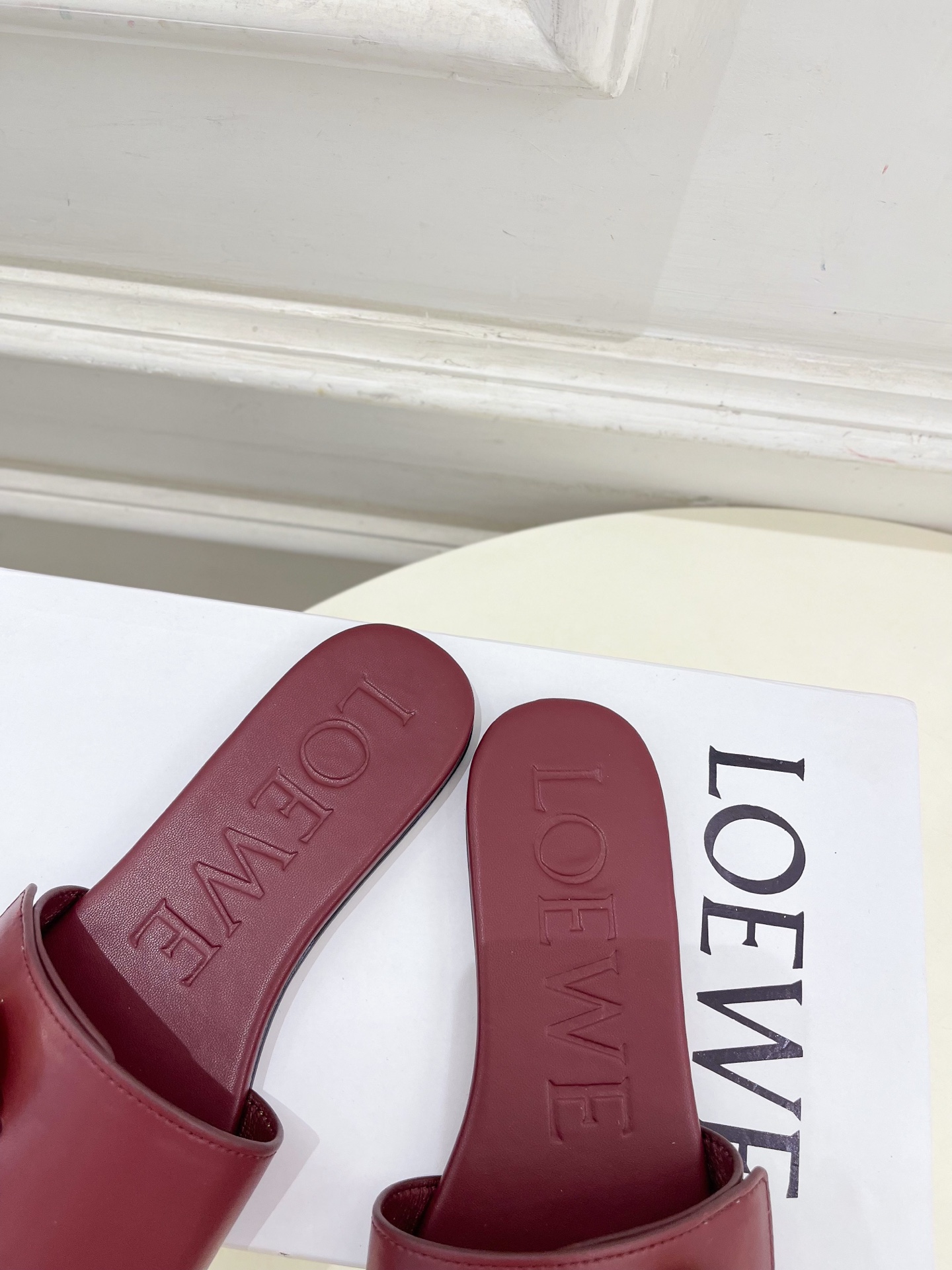 LOEWE 罗意威 2025春夏新品  Petal Anagram法式复古风平底拖鞋
—————————