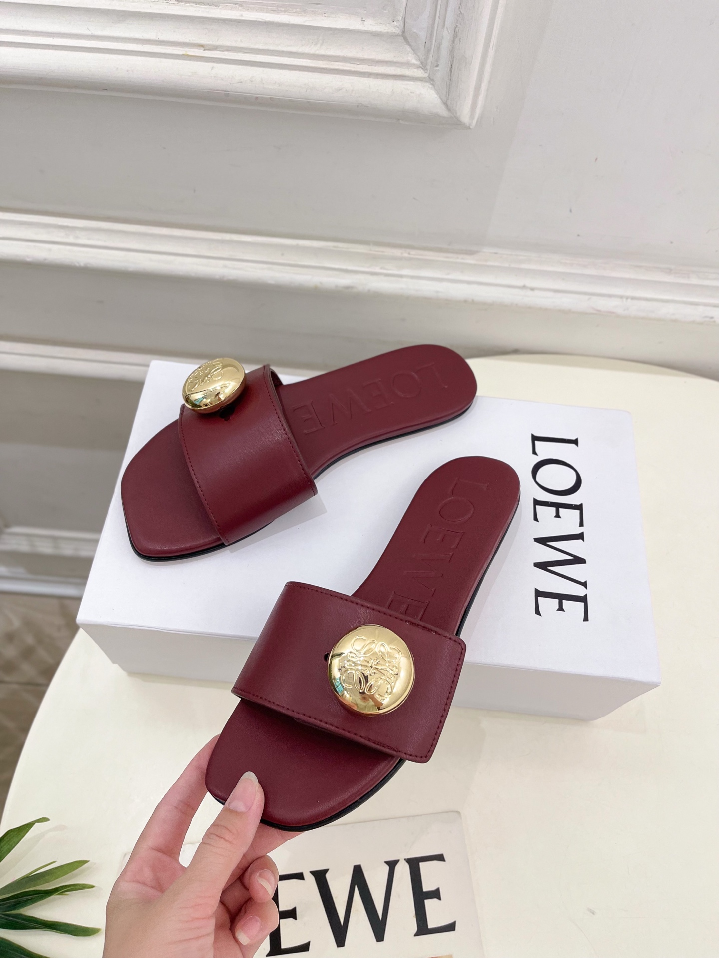 LOEWE 罗意威 2025春夏新品  Petal Anagram法式复古风平底拖鞋
—————————