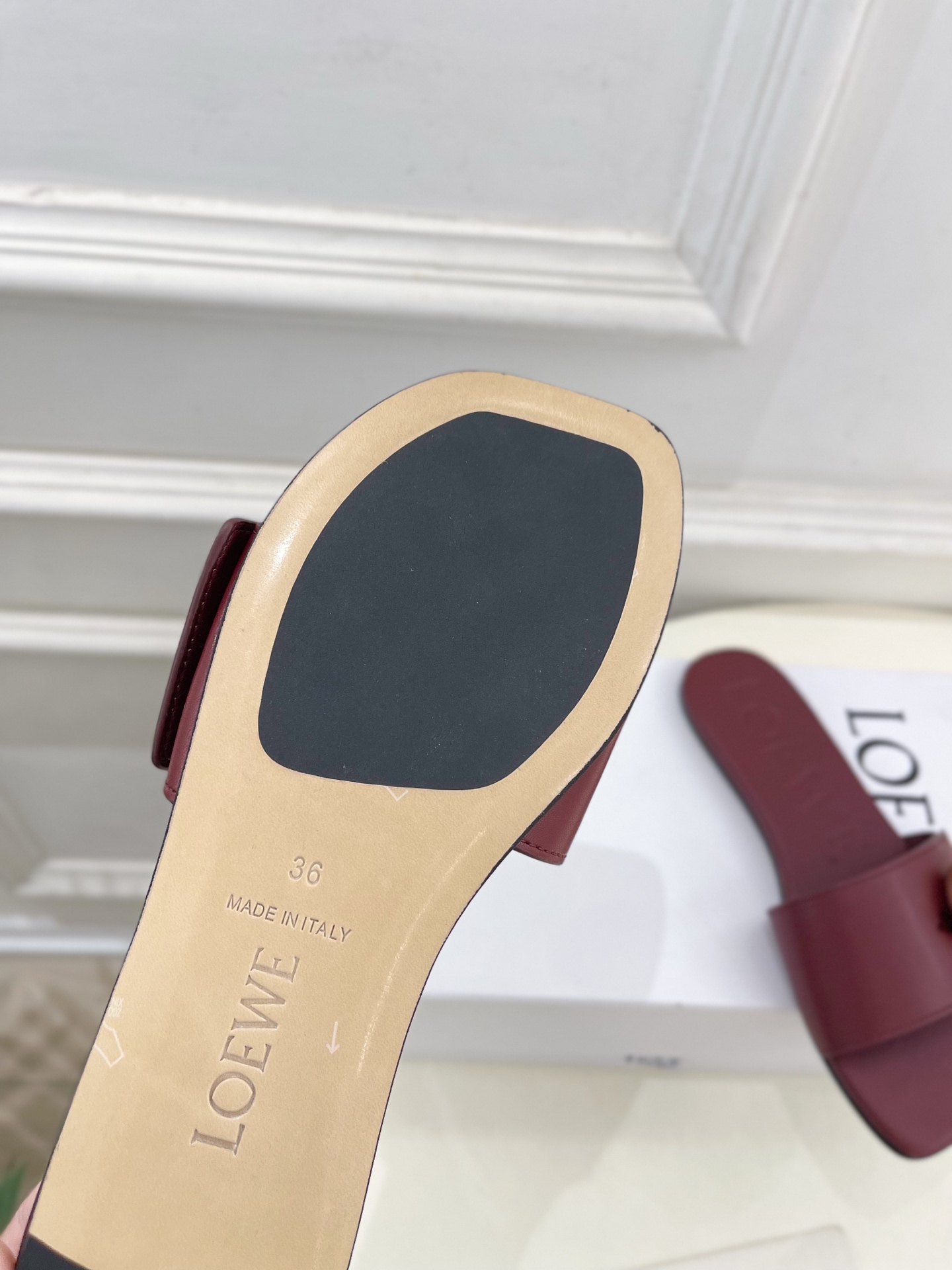 LOEWE 罗意威 2025春夏新品  Petal Anagram法式复古风平底拖鞋
—————————