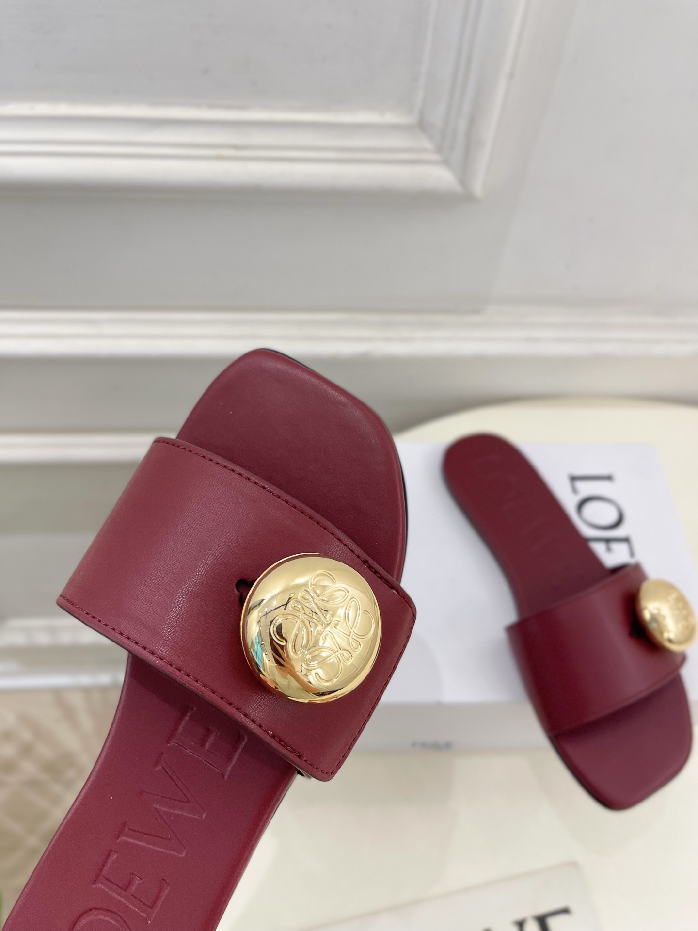 LOEWE 罗意威 2025春夏新品  Petal Anagram法式复古风平底拖鞋
—————————