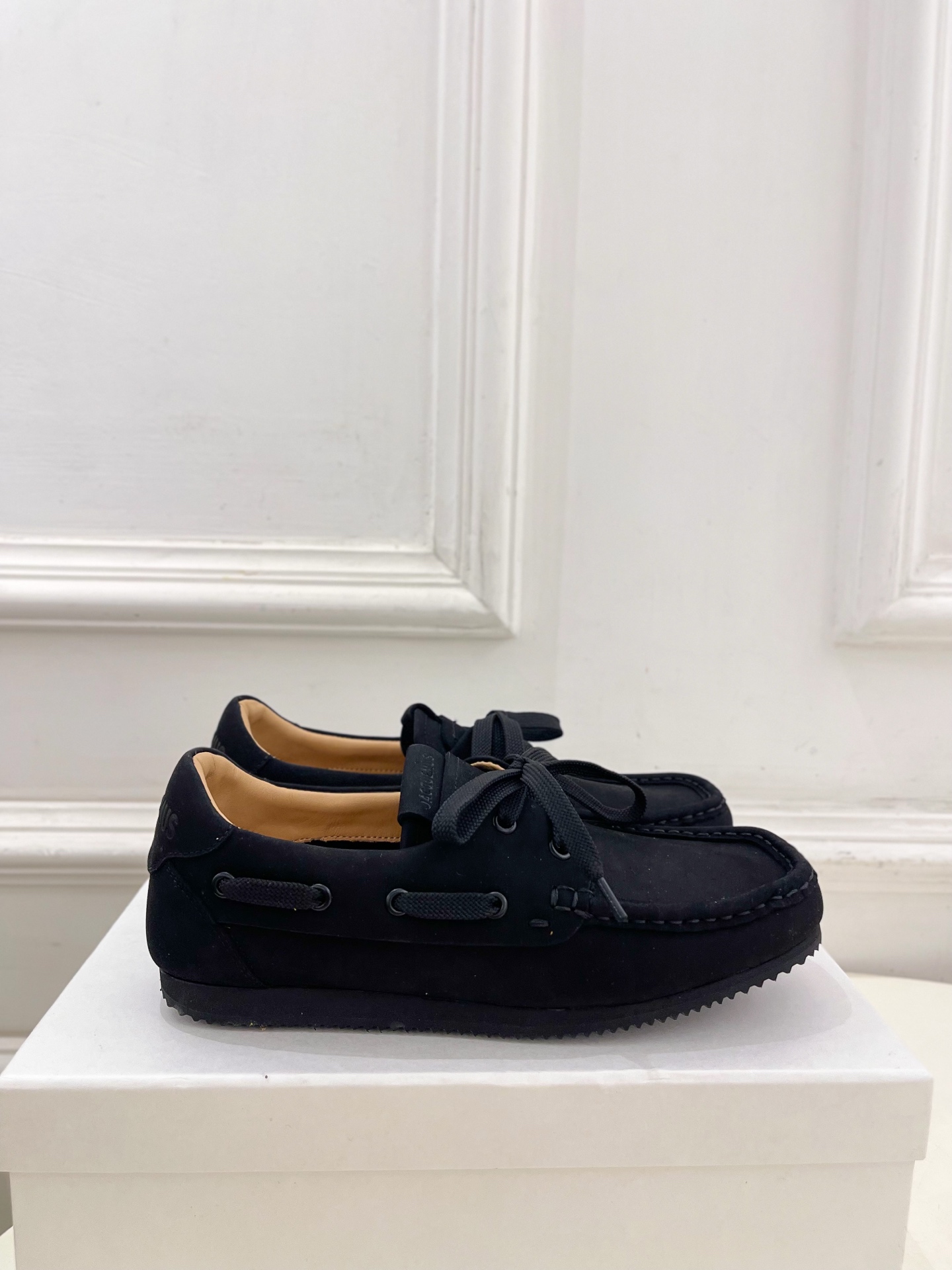 JACQUEMUS 2025春夏新品 英伦休闲小皮鞋乐福鞋
—————————
作为这两年最受欢迎的设计