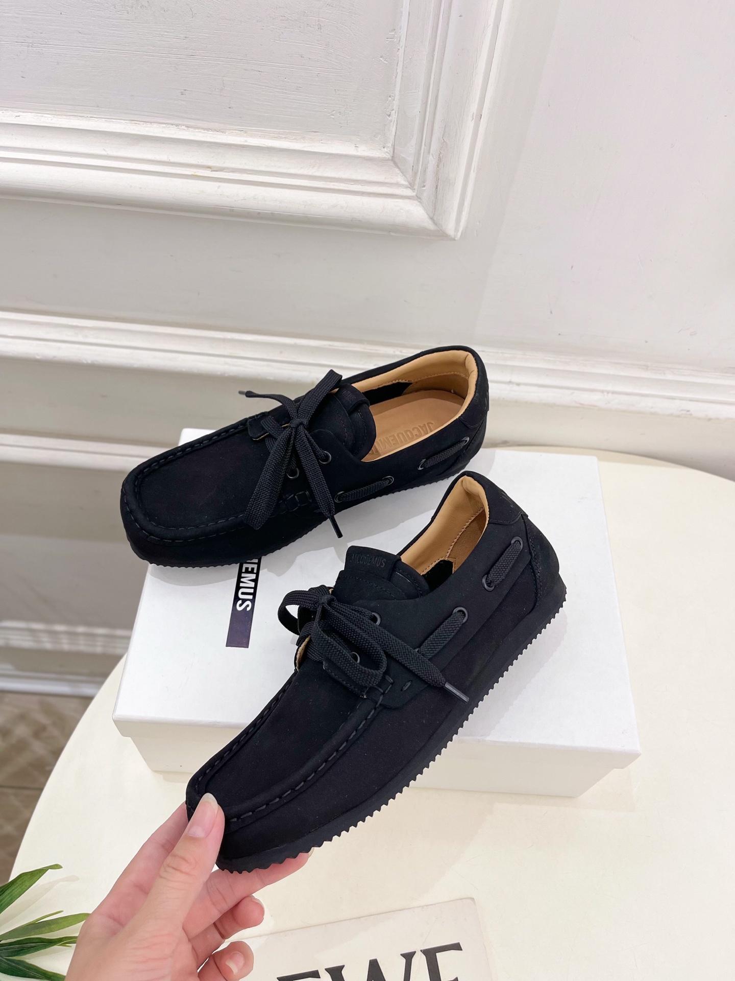 JACQUEMUS 2025春夏新品 英伦休闲小皮鞋乐福鞋
—————————
作为这两年最受欢迎的设计