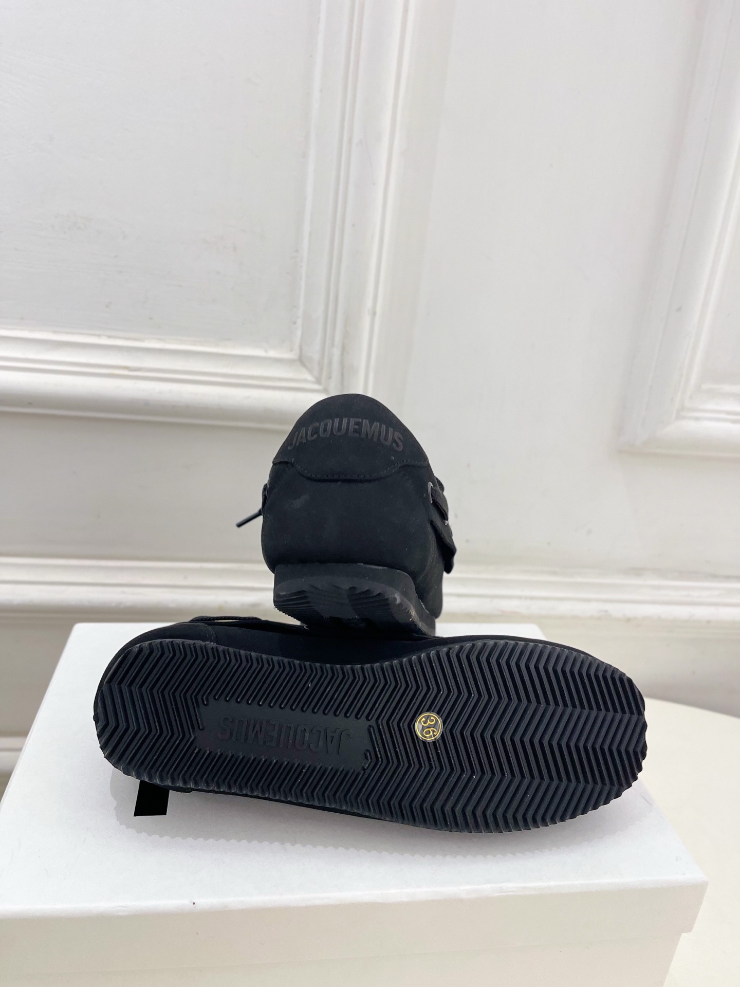 JACQUEMUS 2025春夏新品 英伦休闲小皮鞋乐福鞋
—————————
作为这两年最受欢迎的设计