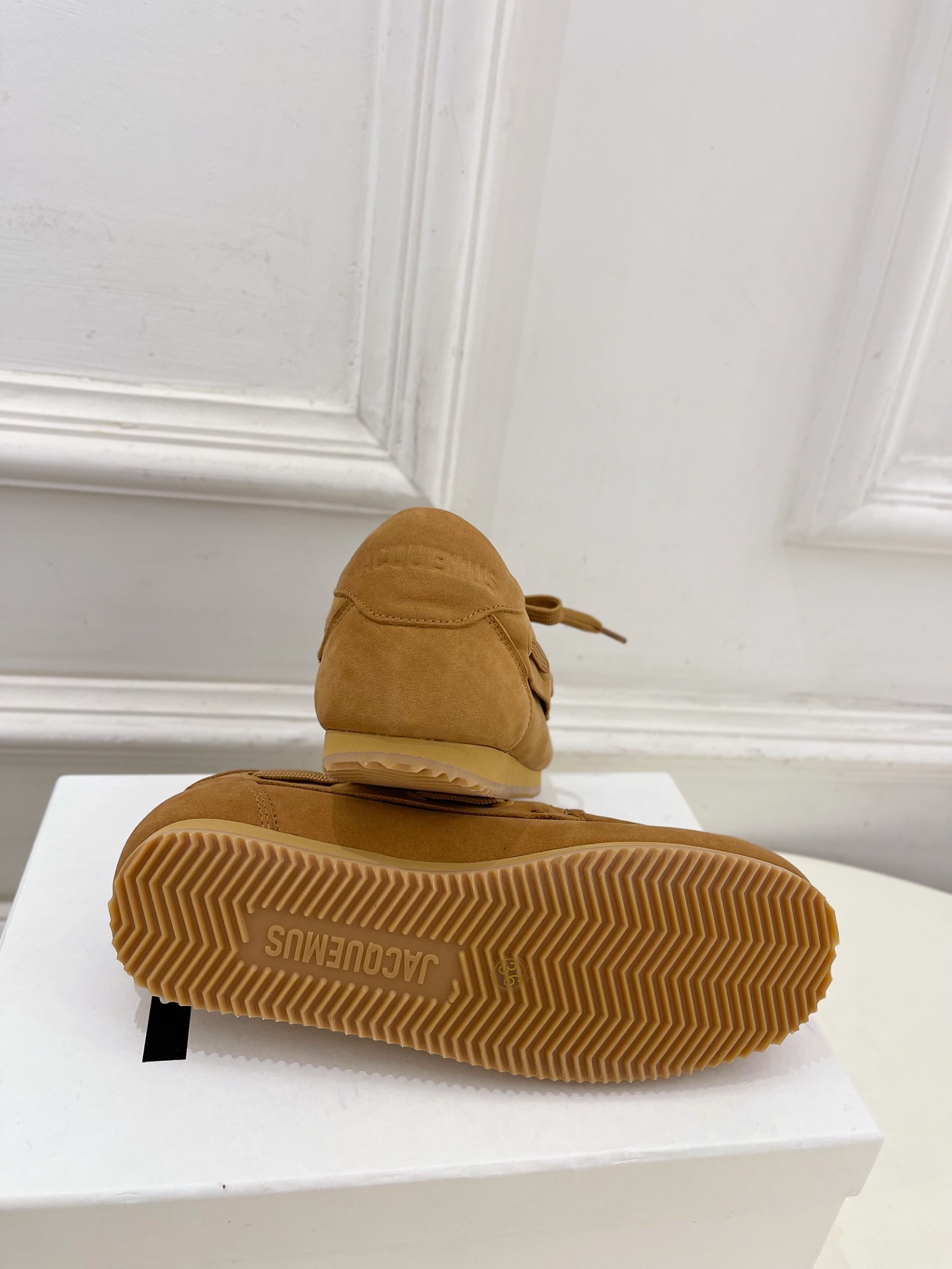 JACQUEMUS 2025春夏新品 英伦休闲小皮鞋乐福鞋
—————————
作为这两年最受欢迎的设计