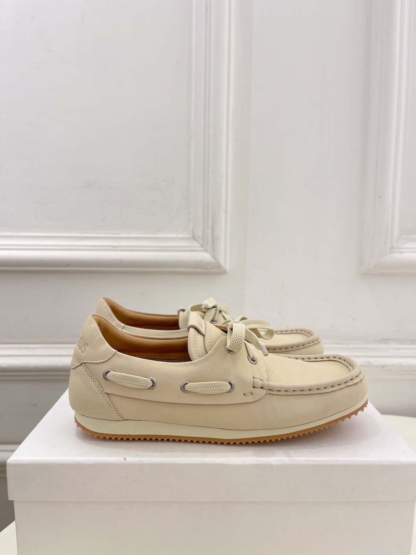 JACQUEMUS 2025春夏新品 英伦休闲小皮鞋乐福鞋
—————————
作为这两年最受欢迎的设计