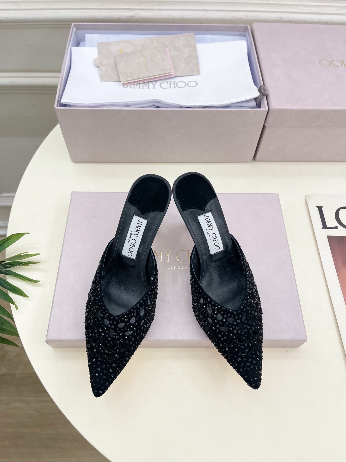 JimmyChoo✨吉米周 25ss ———
    
2025春夏新品 专柜最新 JC镂空水钻尖头穆勒