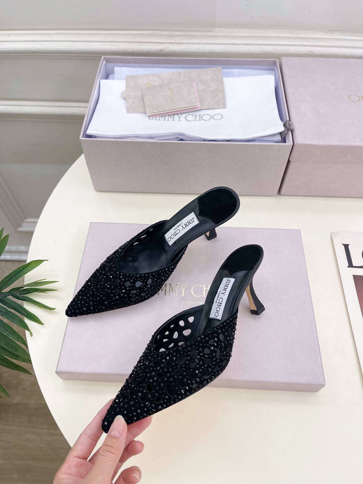 JimmyChoo✨吉米周 25ss ———
    
2025春夏新品 专柜最新 JC镂空水钻尖头穆勒