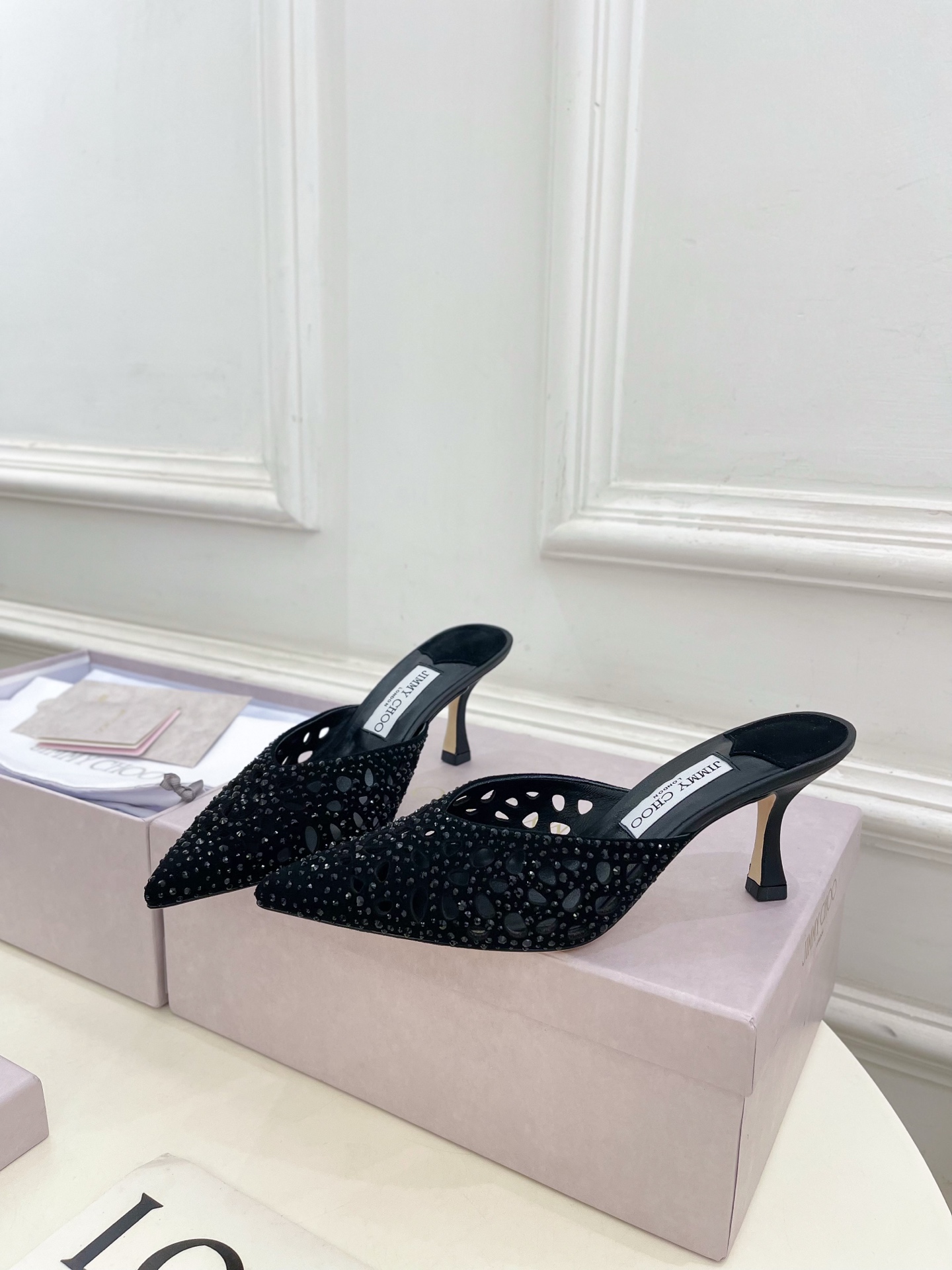 JimmyChoo✨吉米周 25ss ———
    
2025春夏新品 专柜最新 JC镂空水钻尖头穆勒