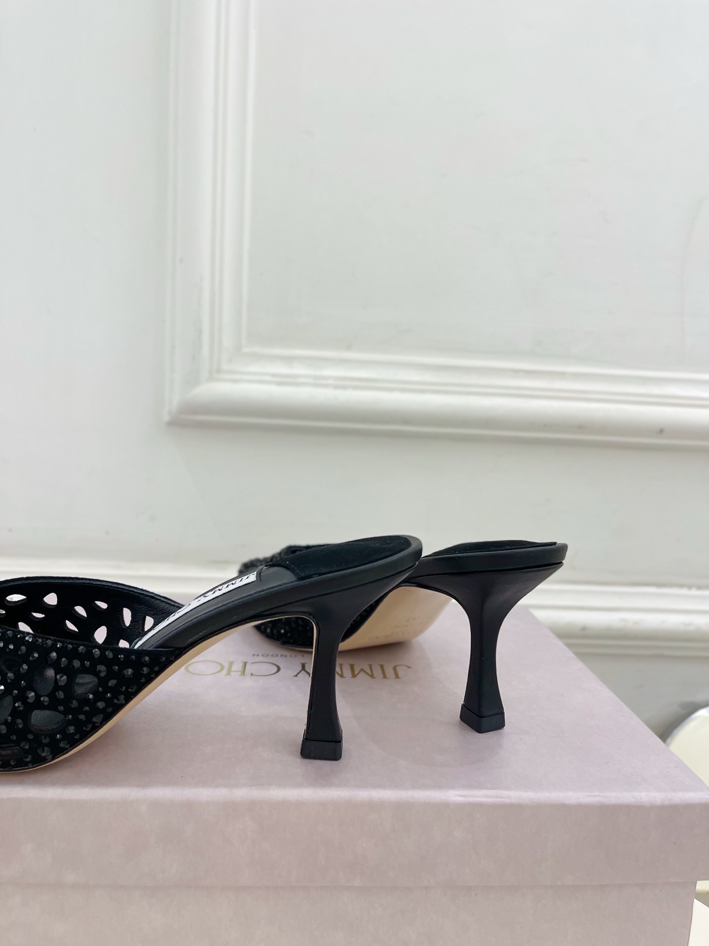 JimmyChoo✨吉米周 25ss ———
    
2025春夏新品 专柜最新 JC镂空水钻尖头穆勒