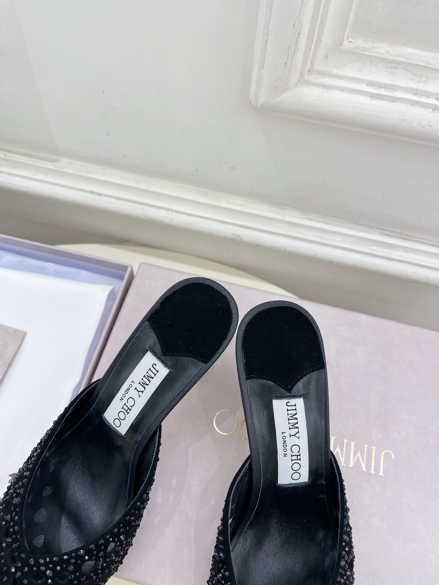 JimmyChoo✨吉米周 25ss ———
    
2025春夏新品 专柜最新 JC镂空水钻尖头穆勒
