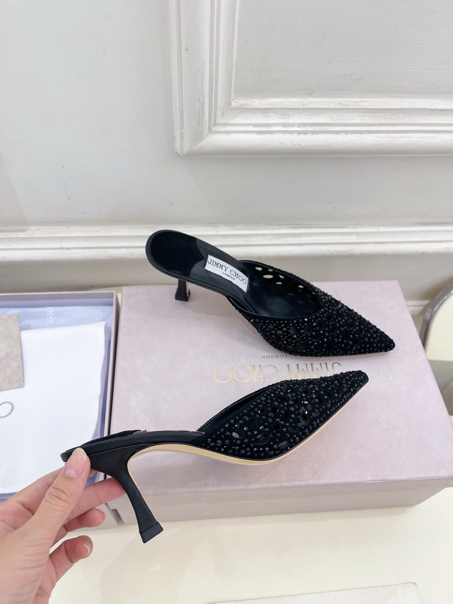 JimmyChoo✨吉米周 25ss ———
    
2025春夏新品 专柜最新 JC镂空水钻尖头穆勒