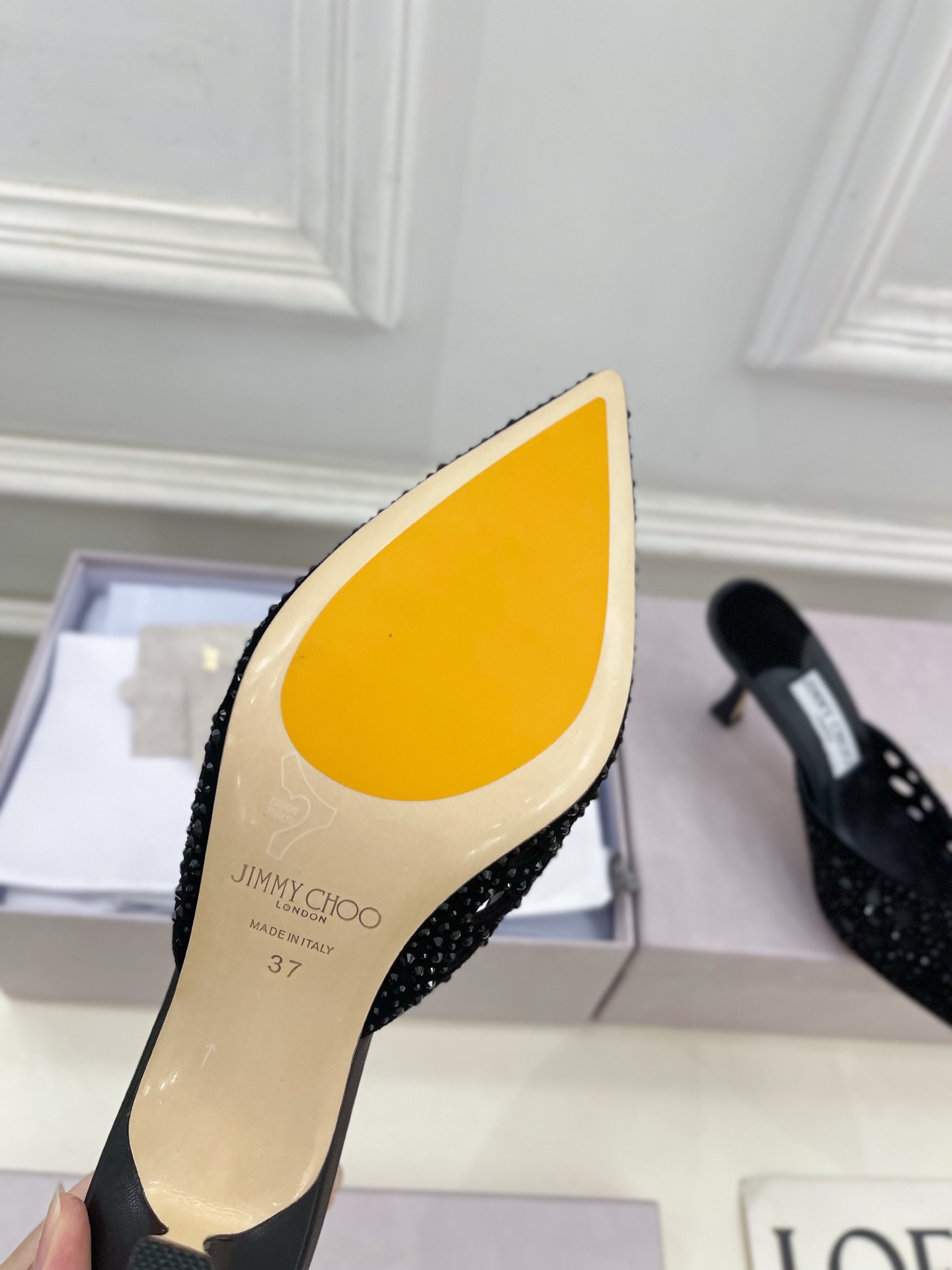 JimmyChoo✨吉米周 25ss ———
    
2025春夏新品 专柜最新 JC镂空水钻尖头穆勒