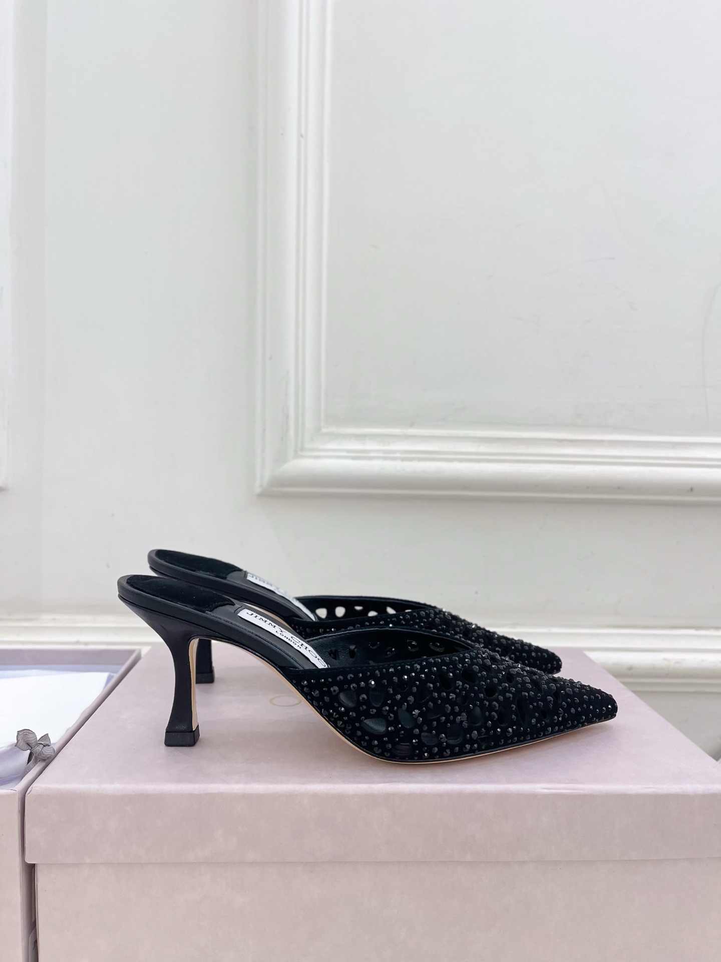 JimmyChoo✨吉米周 25ss ———
    
2025春夏新品 专柜最新 JC镂空水钻尖头穆勒