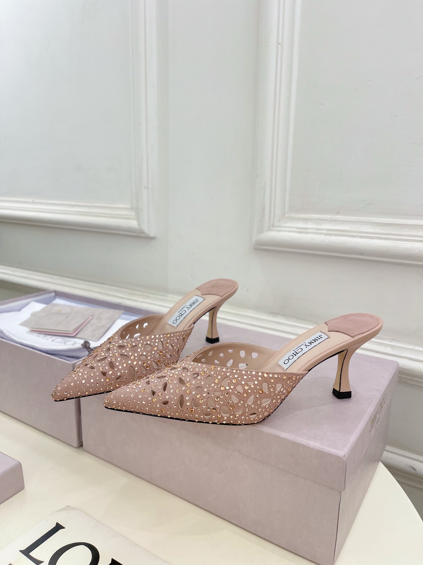 JimmyChoo✨吉米周 25ss ———
    
2025春夏新品 专柜最新 JC镂空水钻尖头穆勒