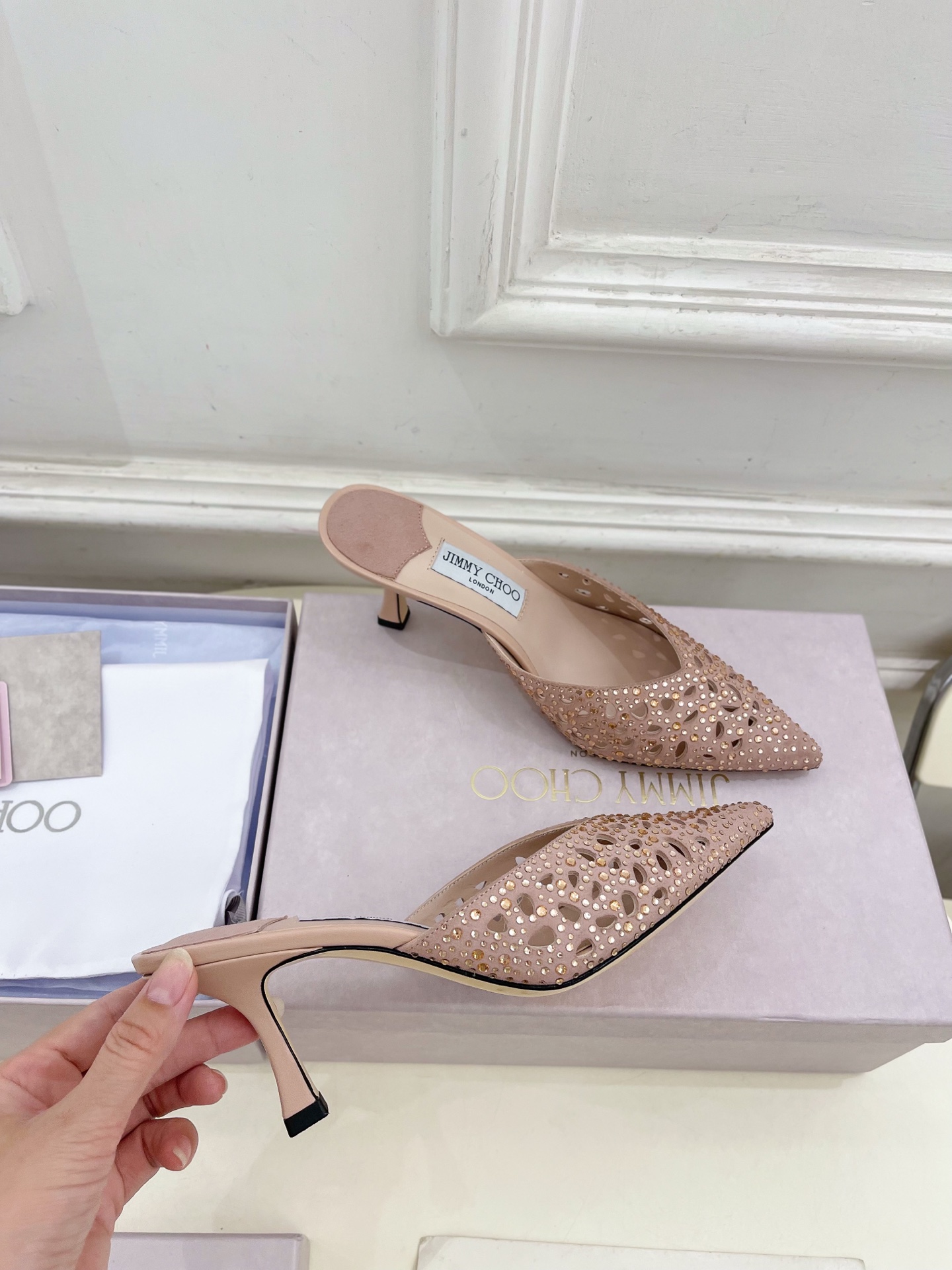 JimmyChoo✨吉米周 25ss ———
    
2025春夏新品 专柜最新 JC镂空水钻尖头穆勒