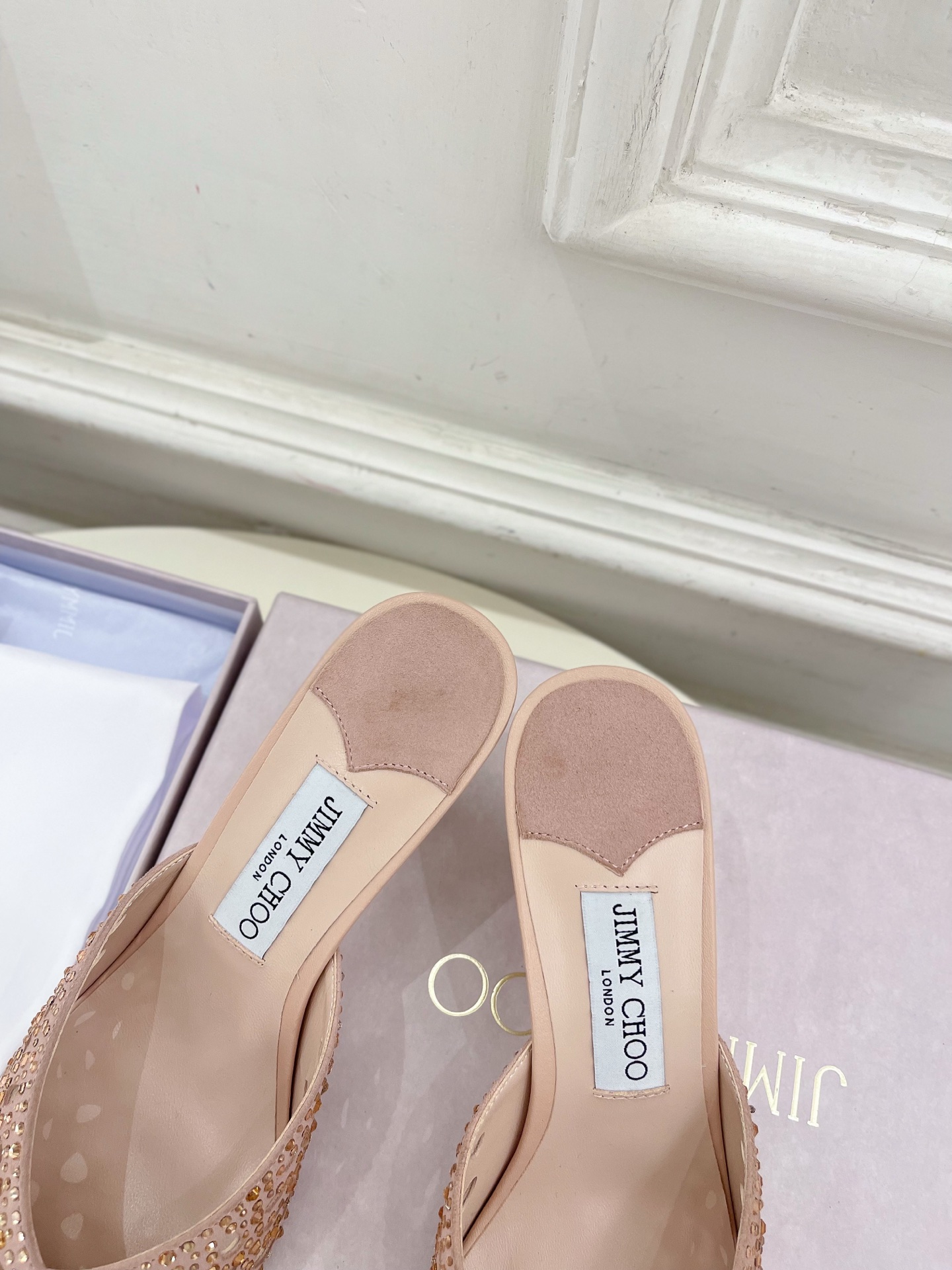 JimmyChoo✨吉米周 25ss ———
    
2025春夏新品 专柜最新 JC镂空水钻尖头穆勒