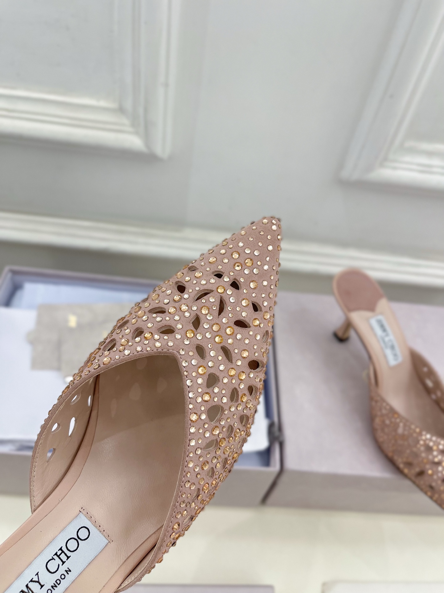 JimmyChoo✨吉米周 25ss ———
    
2025春夏新品 专柜最新 JC镂空水钻尖头穆勒