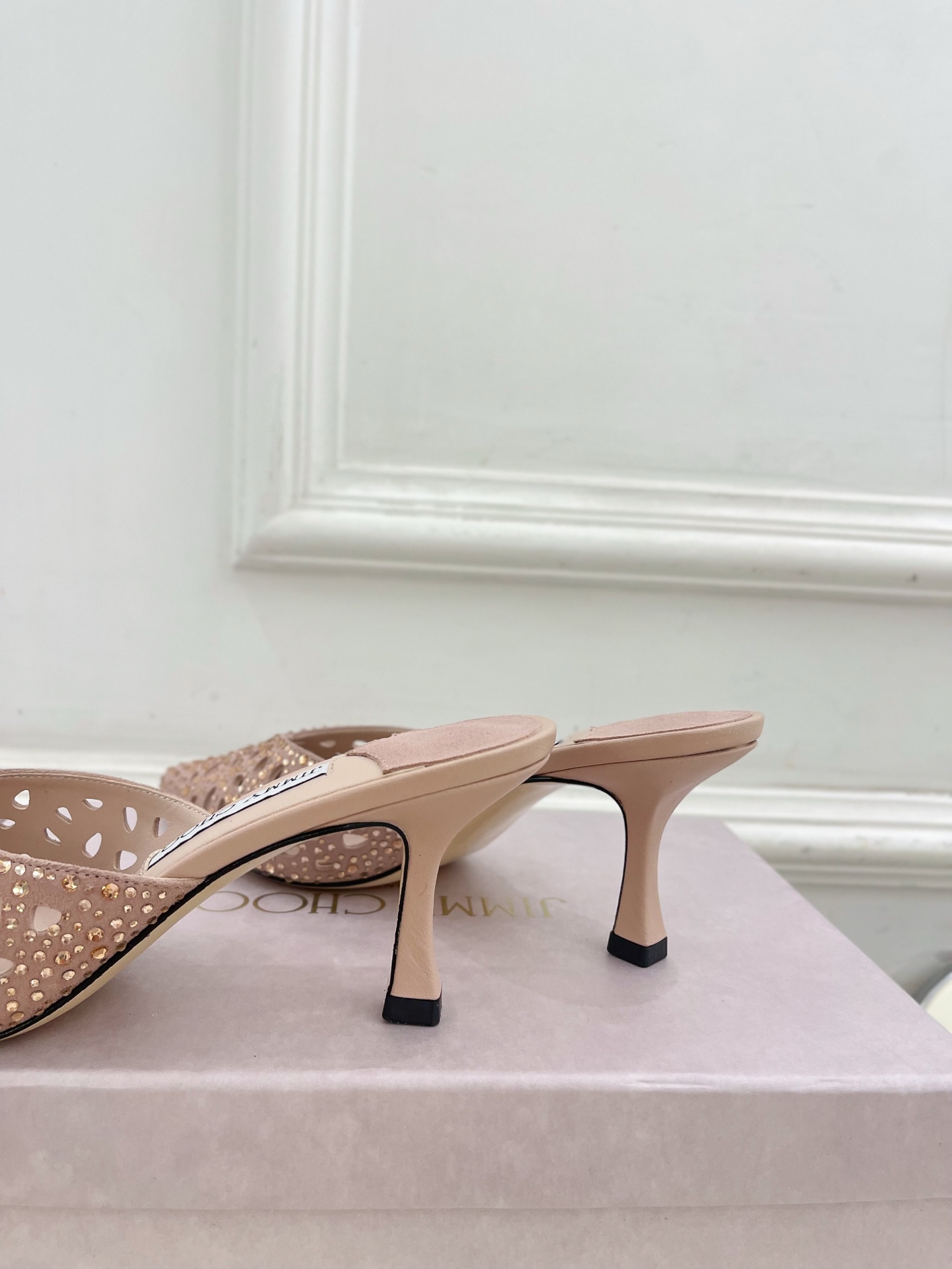 JimmyChoo✨吉米周 25ss ———
    
2025春夏新品 专柜最新 JC镂空水钻尖头穆勒