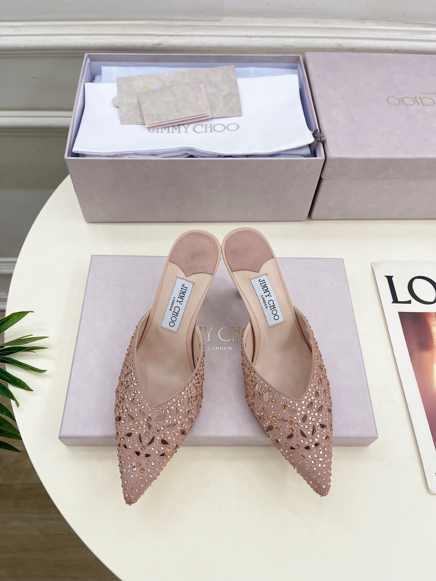 JimmyChoo✨吉米周 25ss ———
    
2025春夏新品 专柜最新 JC镂空水钻尖头穆勒